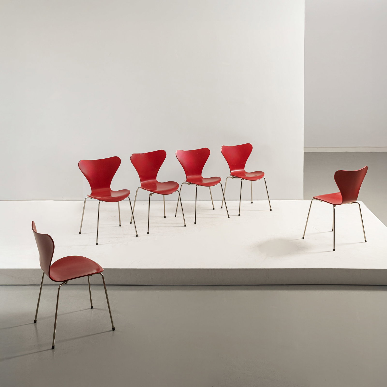 ARNE JACOBSEN: Sei sedie mod. 3107. Acciaio cromato, compensato curvato verniciato. Produzione Fritz Hansen dal 1955. cm 80x50x50 SIX CHAIRS BY A. JACOBSEN Domus n.355, giugno 1959, pubblicità; T. Rinaldi,