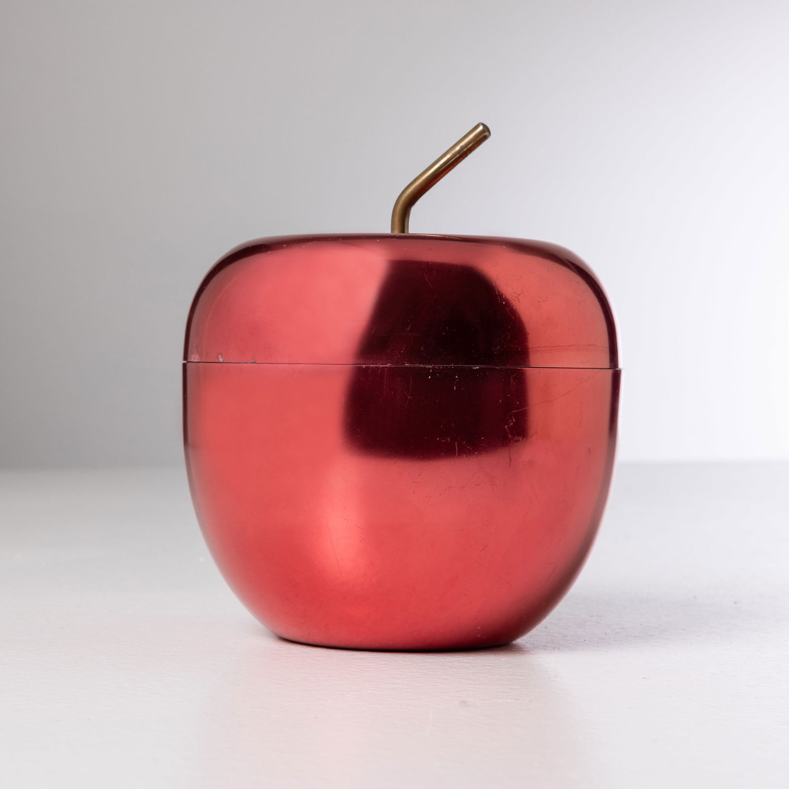 ETTORE SOTTSASS (ATTRIB. A): Portaghiaccio. Metallo, alluminio anodizzato. Produzione Rinnovel, anni '50. Marchio impresso sotto la base. cm 17x14x14 AN ICE BUCKET ATTRIBUTED TO E. SOTTSASS Buone condizioni. Righe, segni di