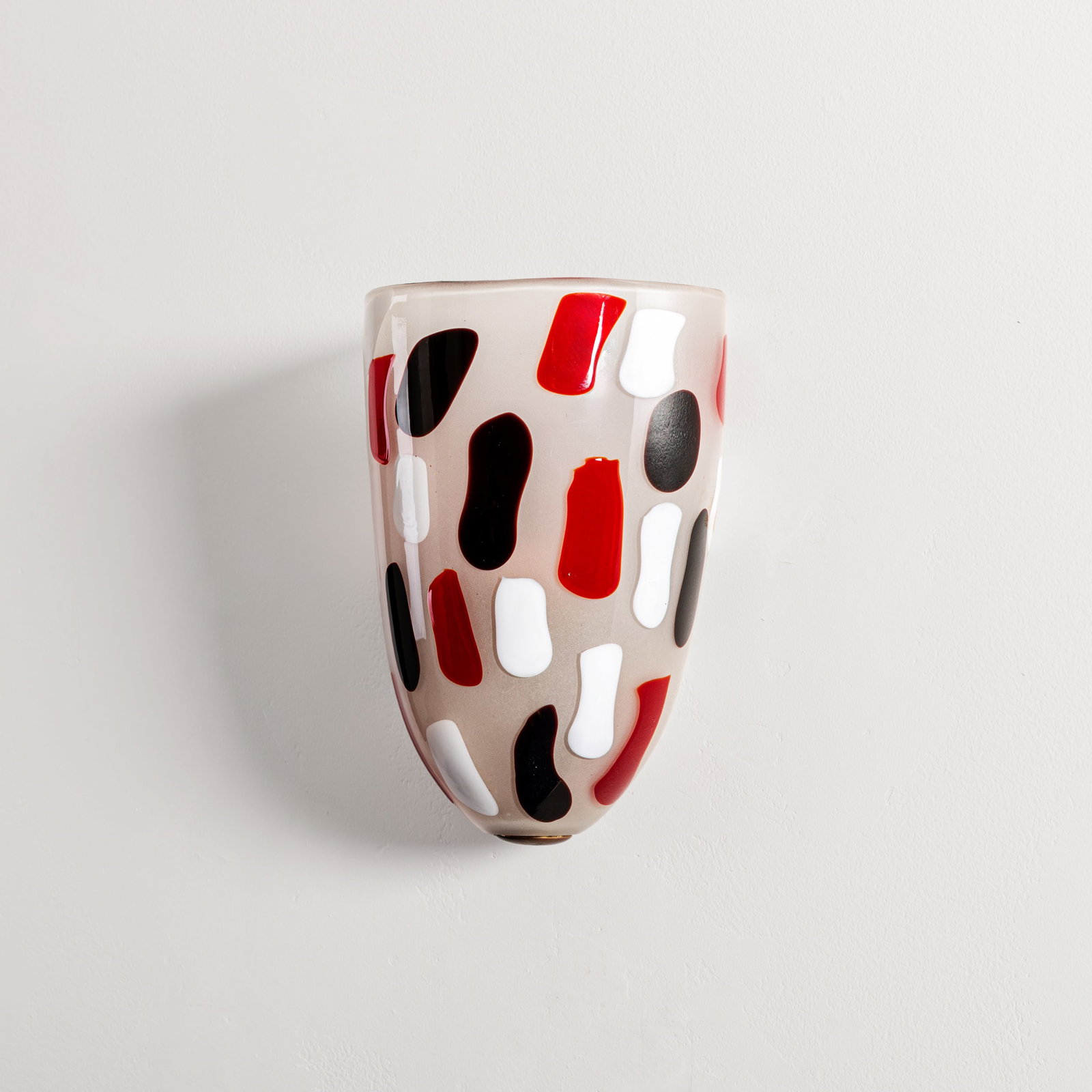 FULVIO BIANCONI: Lampada da parete. Ottone, vetro lattimo con inclusioni informali di vetro colorato. Produzione Venini anni '50. cm 25x16x12,5 ca A WALL LAMP BY F. BIANCONI Buone condizioni generali. Piccole