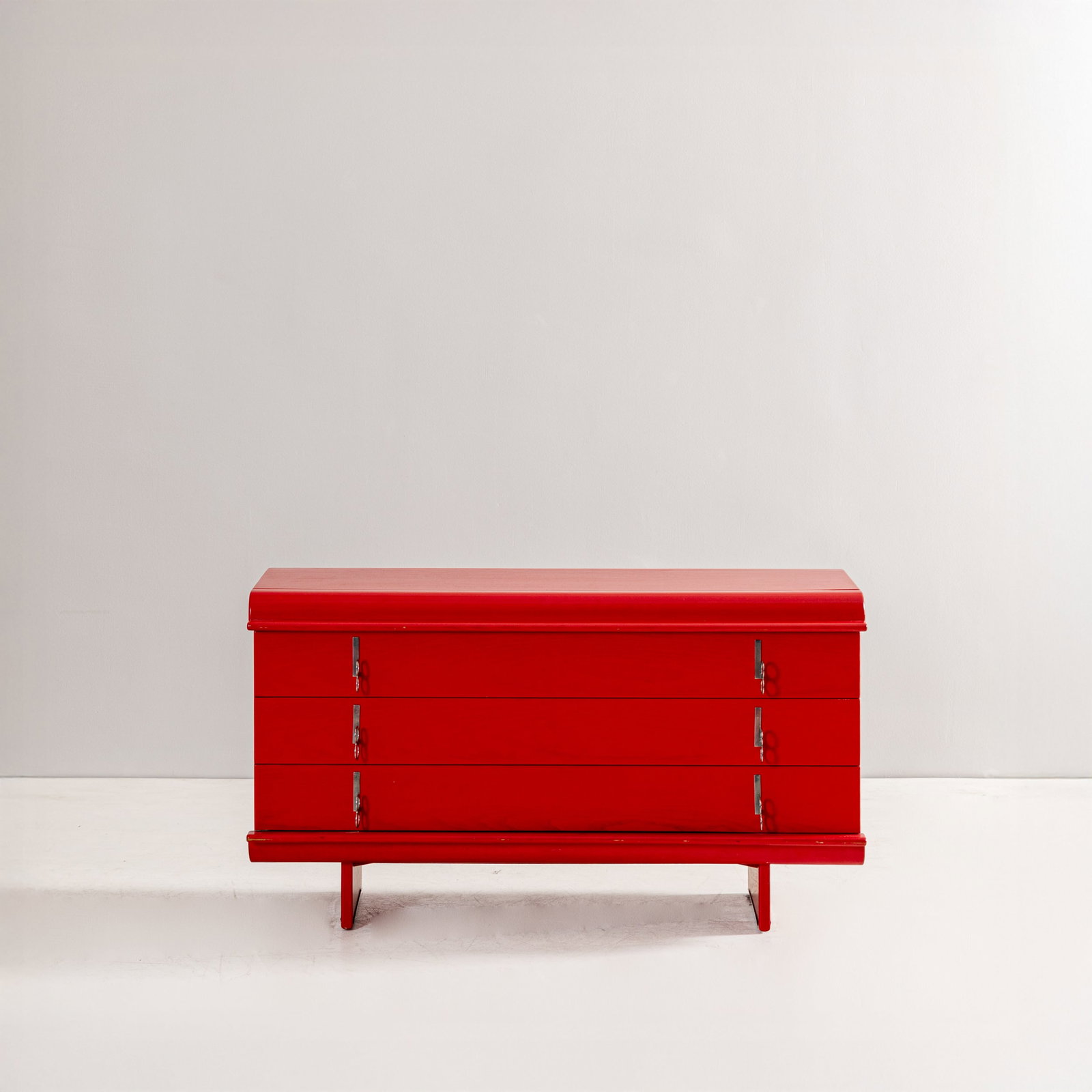 VITTORIO INTROINI: Cassettiera. Legno a poro aperto laccato, metallo cromato. Produzione Saporiti Proposal, Italia, anni '70. cm 67x120x50 A CHEST OF DRAWERS BY V. INTROINI Buone condizioni. Righe, segni di usura,