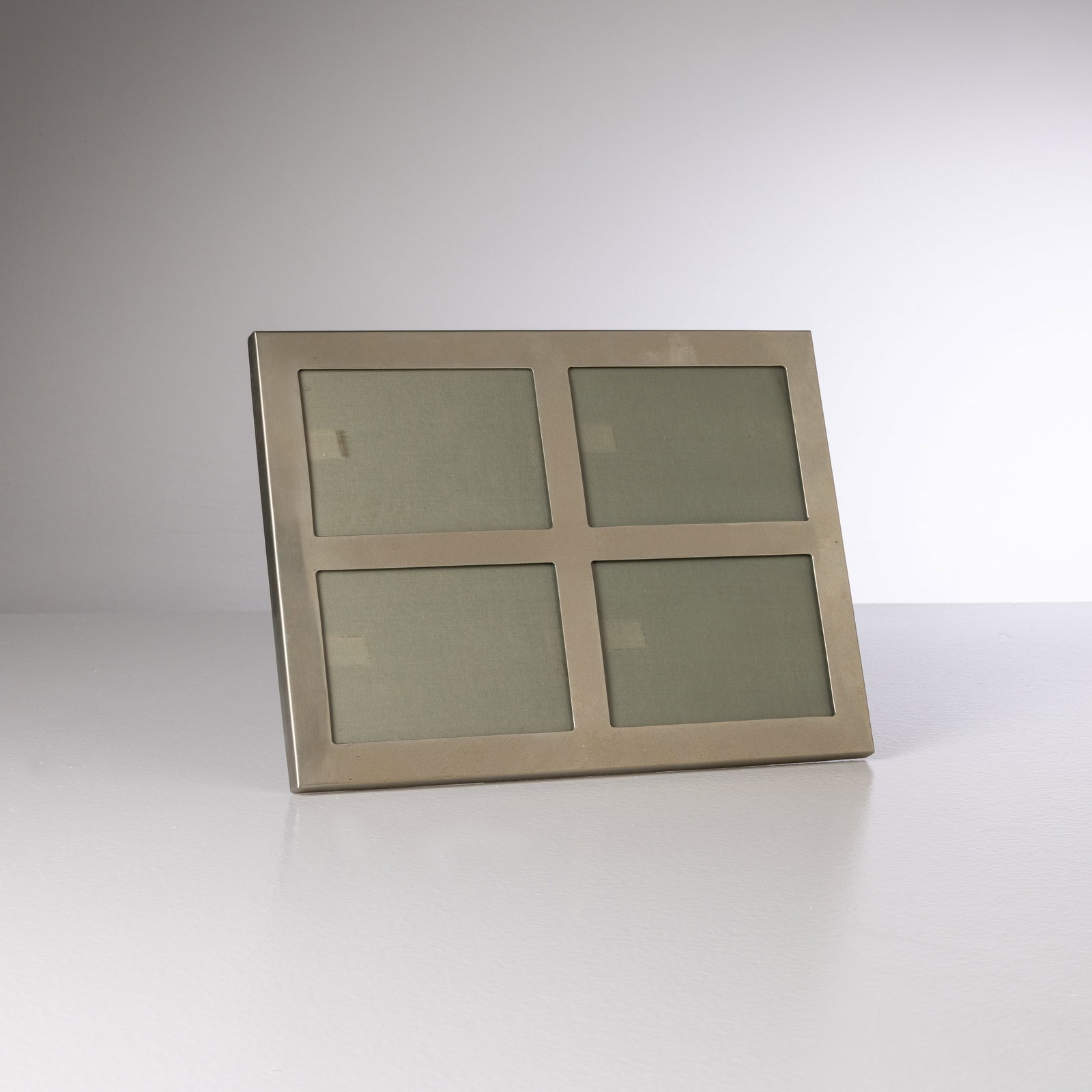 GABRIELLA CRESPI: Porta foto. Cristallo molato, metallo nichelato. Produzione Atelier dell'artista anni '60. cm 29x24,5x2 aperto A PICTURE FRAME BY G. CRESPI Buone condizioni generali. Piccole righe, leggeri