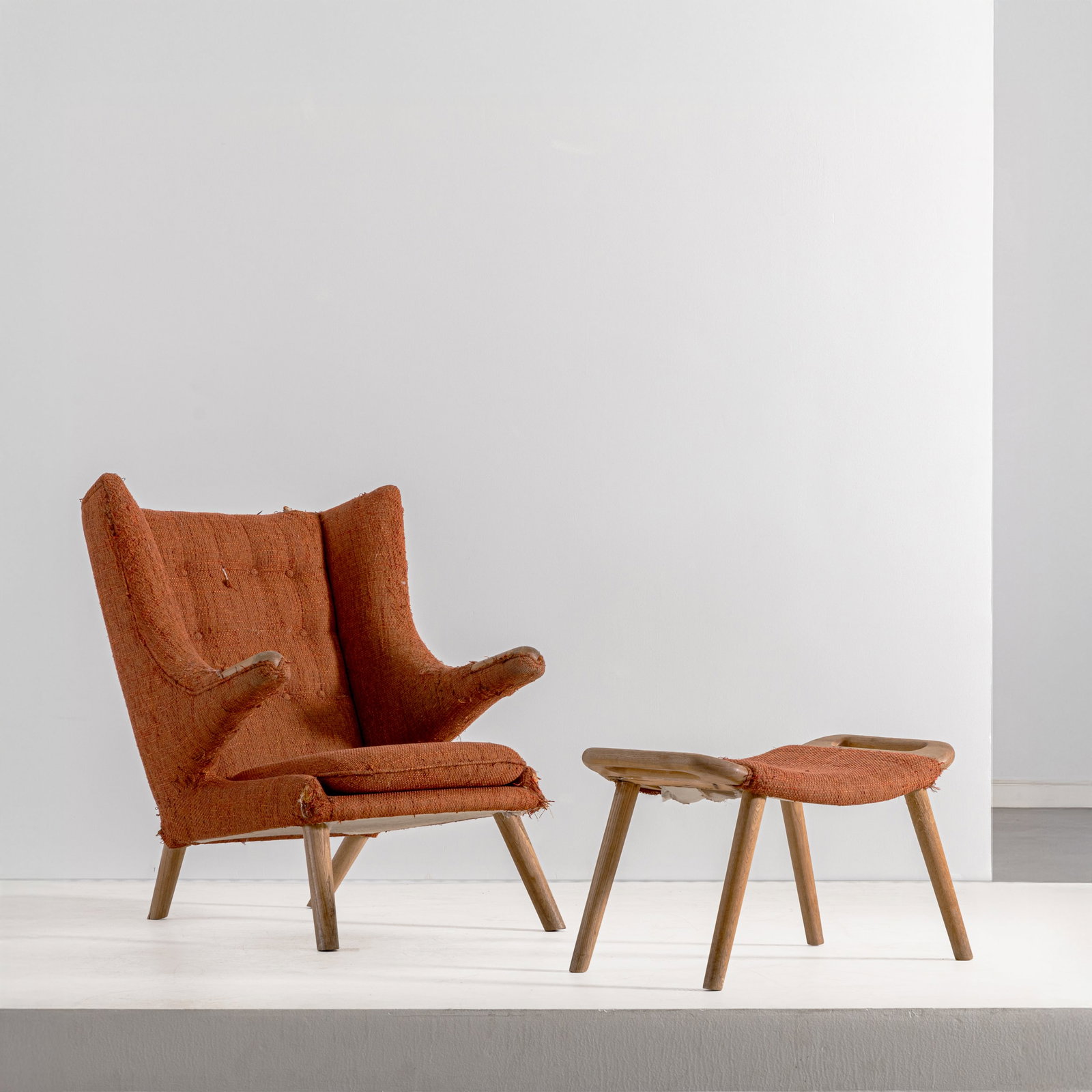 HANS WEGNER: Poltrona con poggiapiedi mod. Papa Bear. legno di frassino, tessuto imbottito. Danimarca anni '70-'80. cm 100x82x93; 46x72x48 AN ARMCHAIR WITH OTTOMAN BY H. WEGNER Johan Møller Nielsen, Wegner
