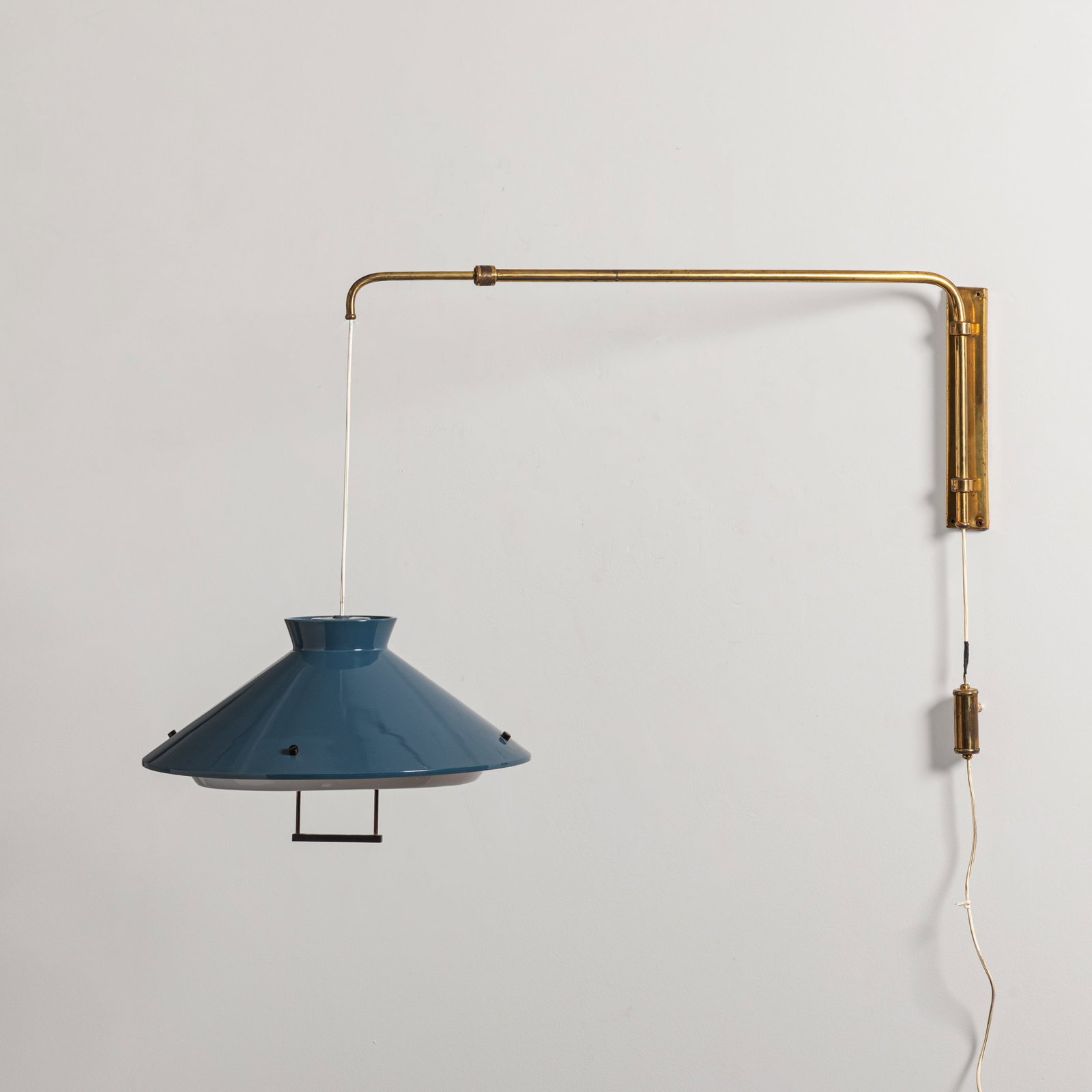 STILNOVO: Lampada da parete. Ottone, alluminio verniciato, plexiglass opalino. Produzione Stilnovo anni '60. Decalcomania del produttore. cm 65x106x48; massima estensione cm 140. A WALL LAMP BY STILNOVO 