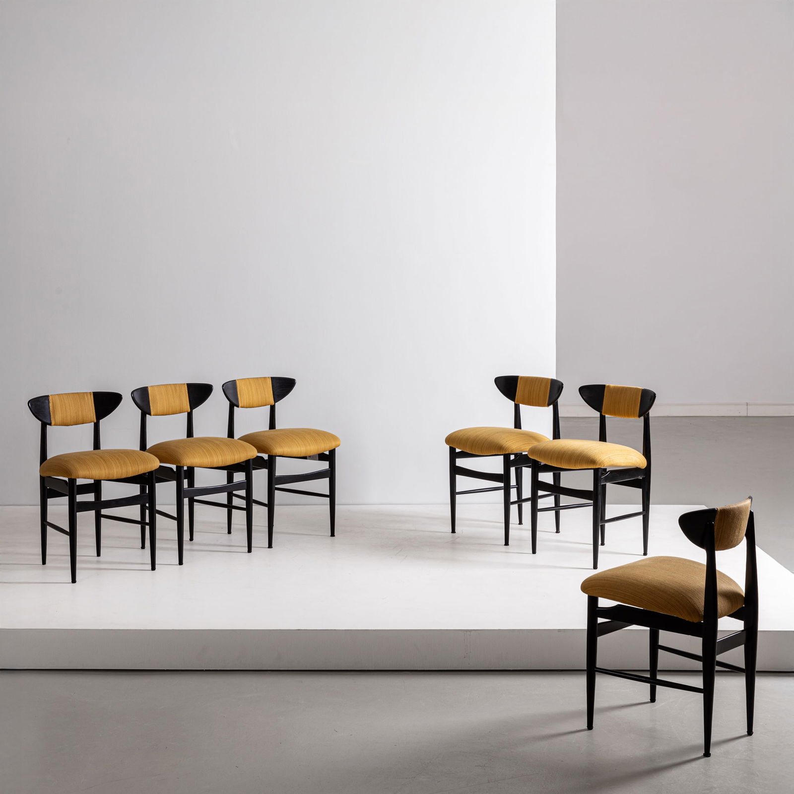 HANS J. WEGNER (ATTRIB. A): Sei sedie. Legno ebanizzato, corda di canapa intrecciata. Danimarca anni '60. cm 76x50x46 SIX CHAIRS ATTRIBUTED TO H. J. WEGNER Buone condizioni generali. Piccole righe, leggeri graffi, normali