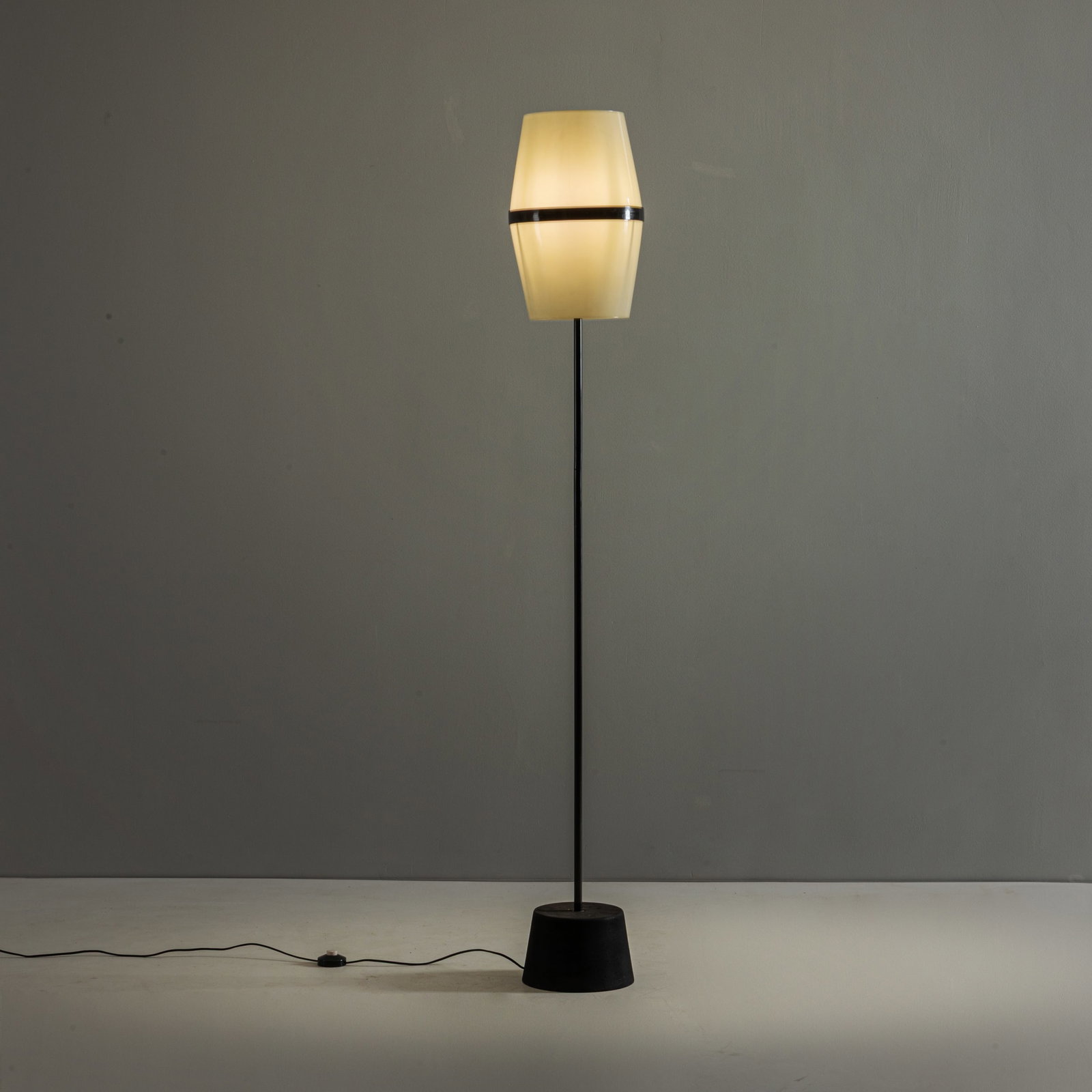 ROBERTO MENGHI: Lampada da terra. Metallo laccato, perspex. Italia, 1960 ca. cm 190x28x28 A FLOOR LAMP BY R. MENGHI F. Magnani (a cura di ), Negozi Moderni, Gorlich edizioni, Milano, 1964, pag. non numerata Buone