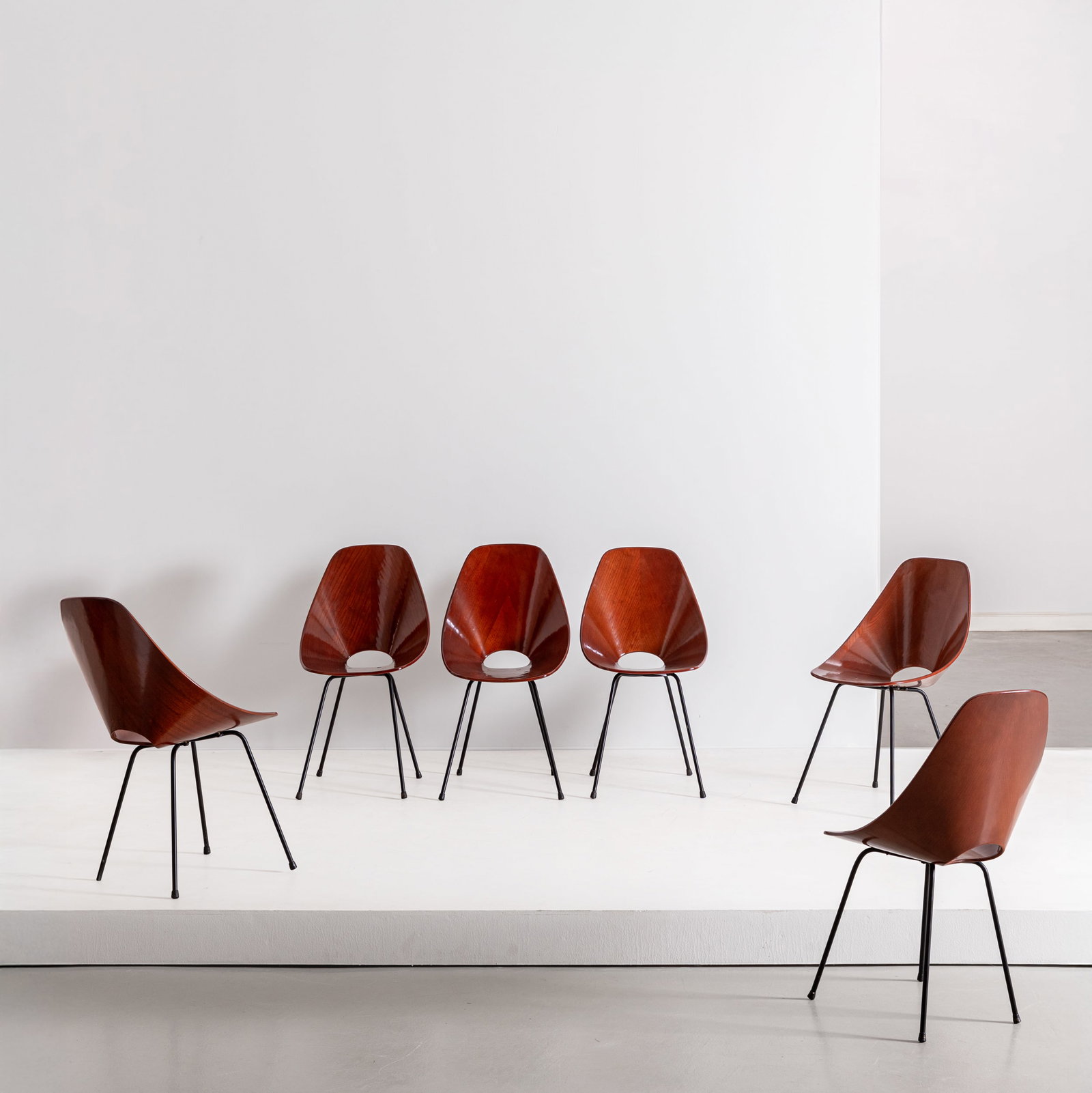 VITTORIO NOBILI: Sei sedie mod. Medea. Compensato curvato impiallacciato in legno di teak, tondino metallico verniciato. Produzione Fratelli Tagliabue 1955 ca. cm 85x46,5x50 SIX CHAIRS BY V. NOBILI Domus n.329,