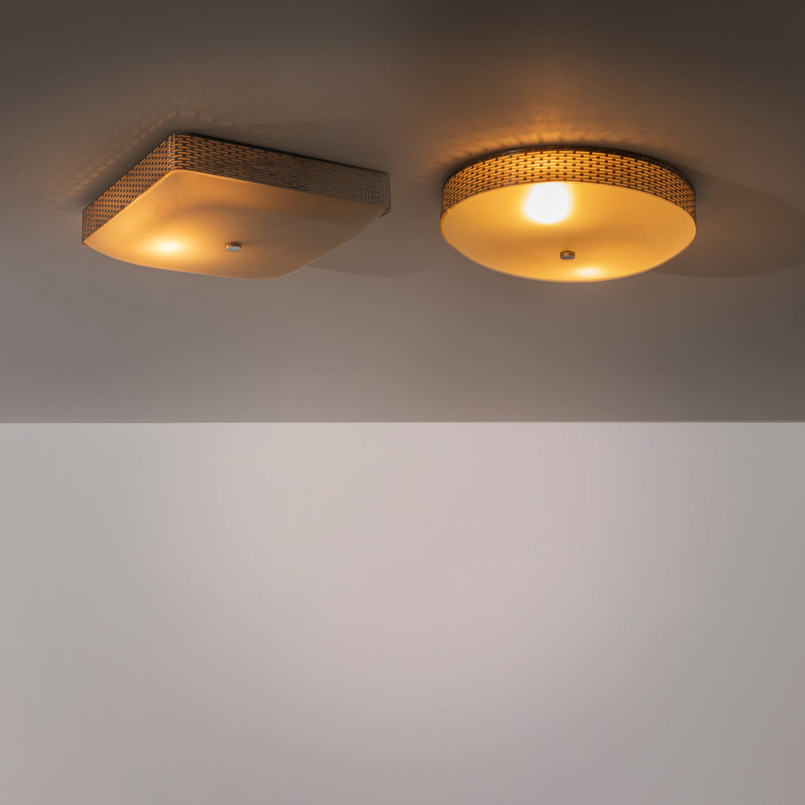 FONTANA ARTE: Due lampade a plafone mod.2382, mod. 2417 . Metallo cromato, cristallo curvato e satinato,. Produzione Fontana Arte anni '60. cm 11x42x42; cm 10x40x40 TWO CEILING LAMPS BY FONTANA ARTE Quaderni di