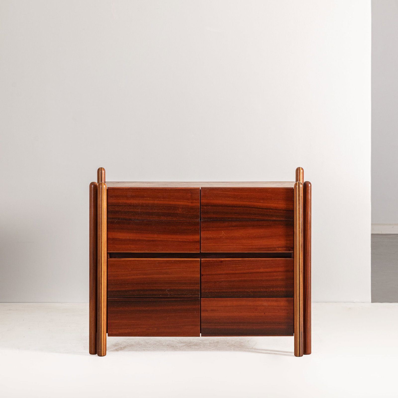 CARLO SCARPA (ATTRIB. A): Cassettiera mod. Toledo. Legni di varie essenze, cuoio. Produzione Gavina, fine anni '70. cm 95x122x63 A CHEST OF DRAWERS ATTRIBUTED TO C. SCARPA Cfr.: Catalogo Simon Gavina; collezione Gli Autori,
