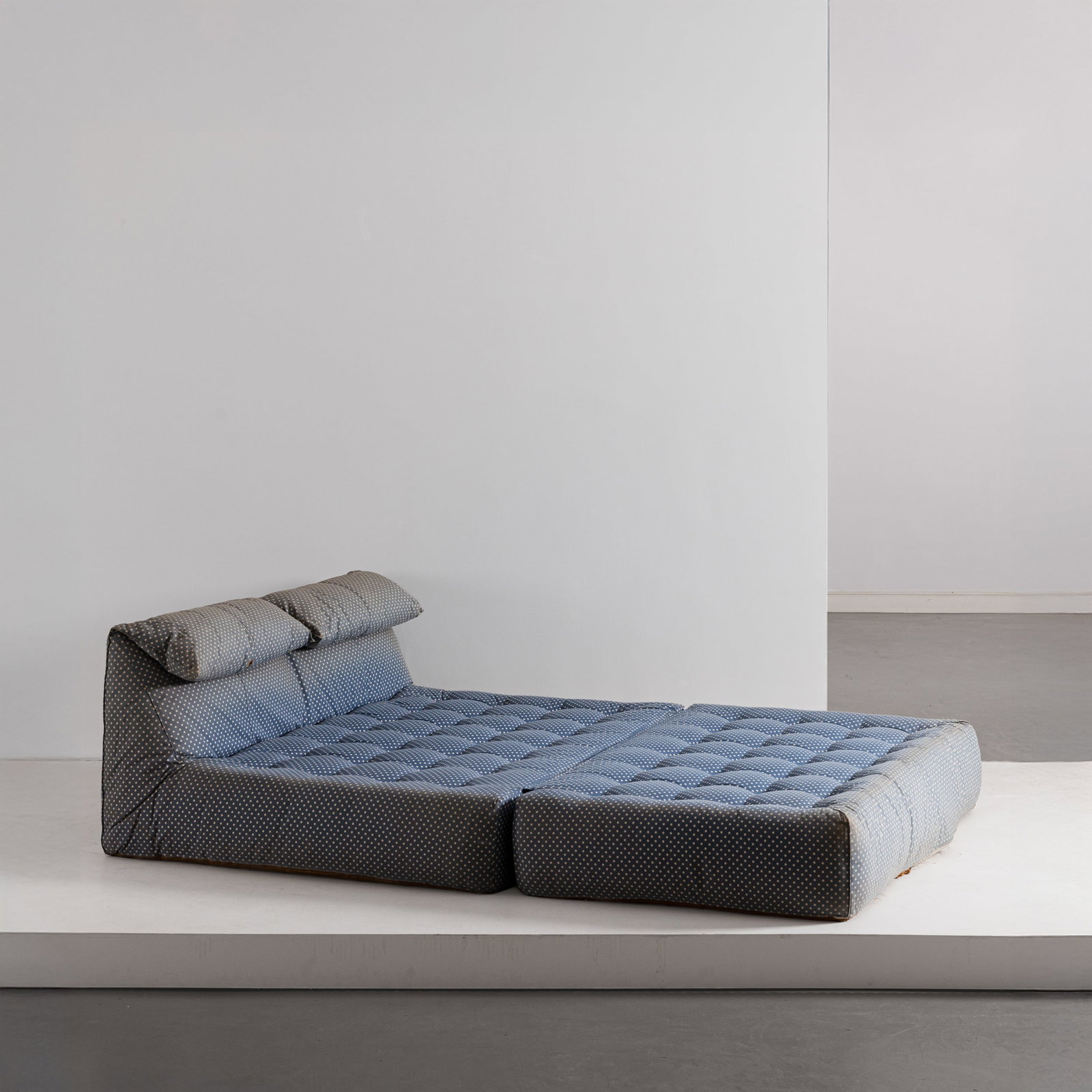 MARIO BELLINI: Letto della serie Le Bambole. Poliuretano espanso, tessuto. Produzione B&B anni '60. cm 75x170x238 A BED BY M. BELLINI Domus, n. 515, ottobre 1972, pubblicità; G. Gramigna, Repertorio del design