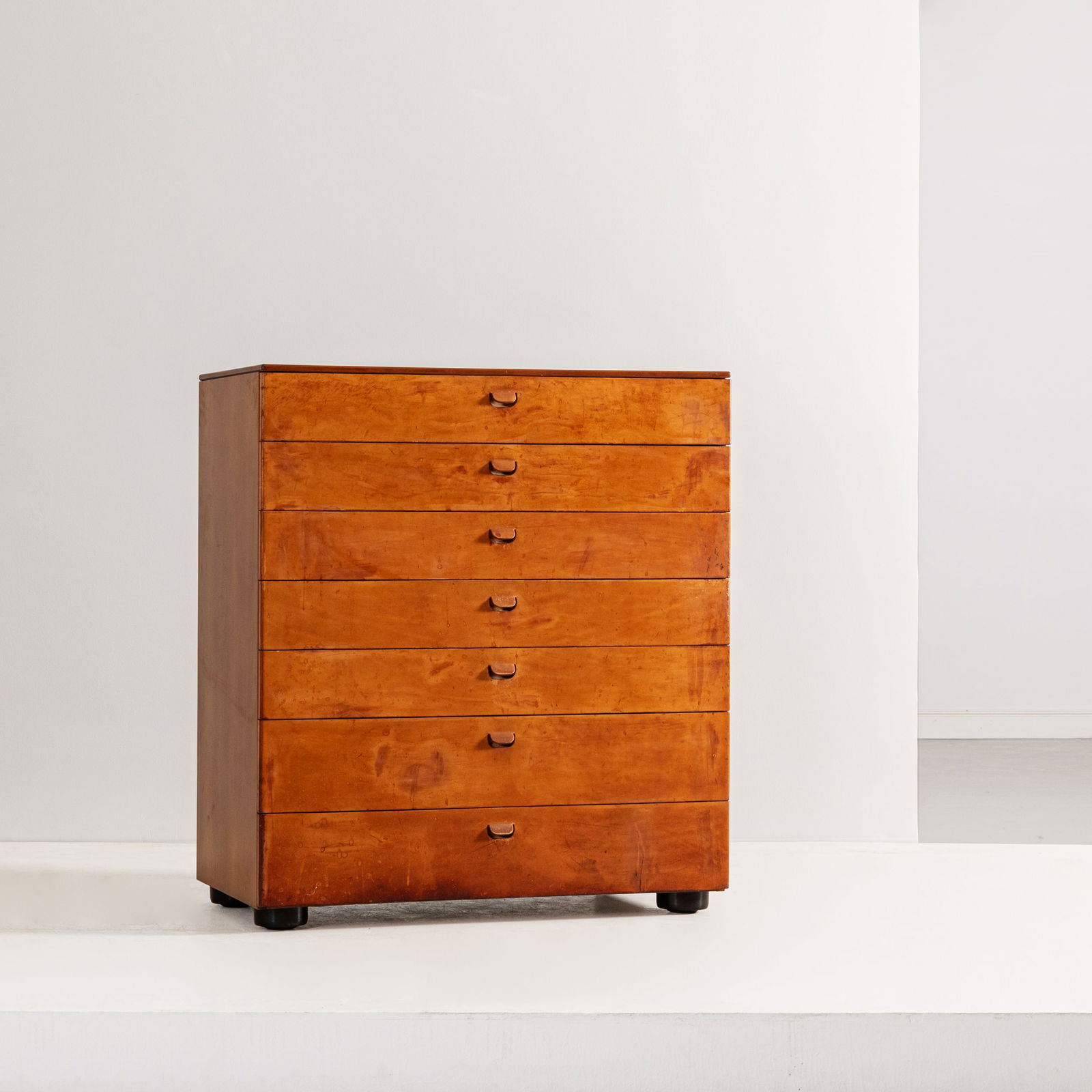 AFRA E TOBIA SCARPA: Settimanale. Legno, cuoio. Probabile produzione Molteni, anni '70. cm 112x100x52 A CHEST OF DRAWERS ATTRIBUTED TO A. & T. SCARPA Discrete condizioni. Righe graffi segni di usura. Pelle con aloni, macc