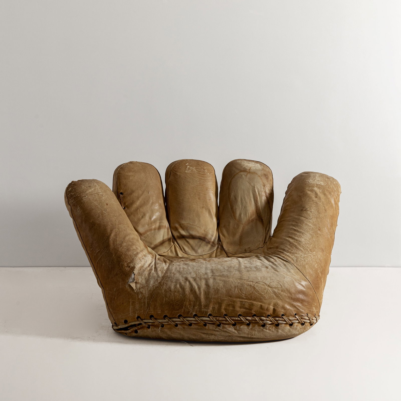 JOHNATAN DE PAS, DONATO D'URBINO, PAOLO LOMAZZI: Poltrona mod. Joe. Pelle imbottita, metallo. Produzione Poltronova dal 1970. Marchio impresso. cm 90x165x98 AN ARMCHAIR BY DE PAS, DURBINO, LOMAZZI Domus 492, novembre 1970, p. 49; Pier Carlo