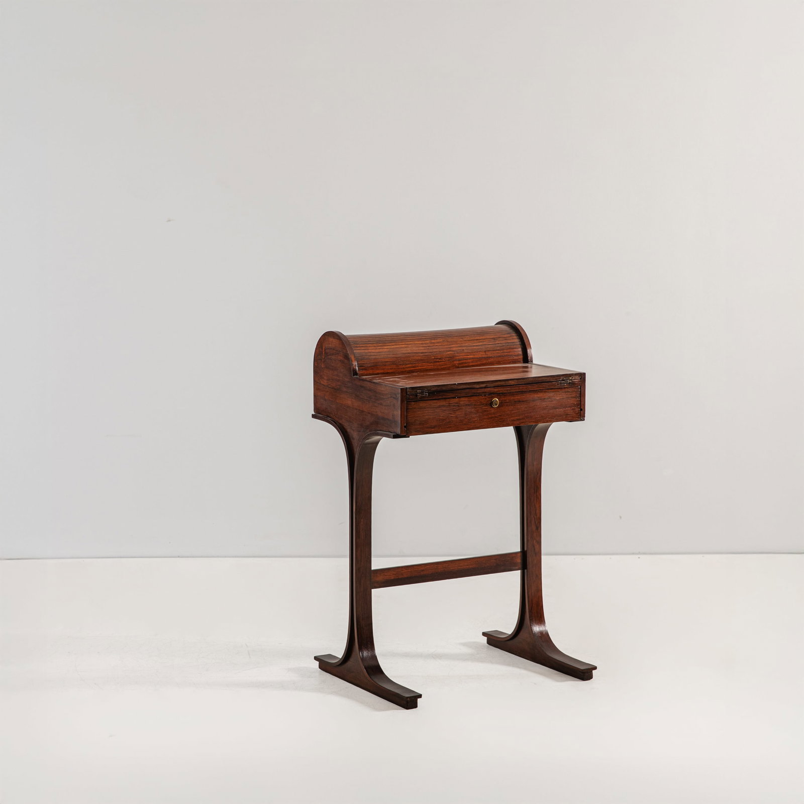 GIANFRANCO FRATTINI: Scrittoio. Legno esotico. Produzione Bernini, Italia, 1960 ca. Dimensione ribalta aperta cm 91x55x70 ribalta chiusa cm 91x55x45 A SMALL DESK BY G. FRATTINI Cfr.: G. Gramigna, Repertorio del design