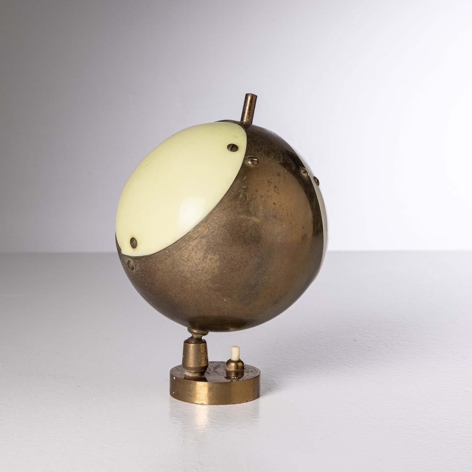 ANGELO LELII: Lampada da parete. Ottone, plexiglas opalino e colorato. Produzione Arredoluce Monza anni '50. cm 20x15x20 ca A WALL LAMP BY A. LELII A. Pansera, A. Padoan , A. Palmaghini, Arredoluce ; Catalogo
