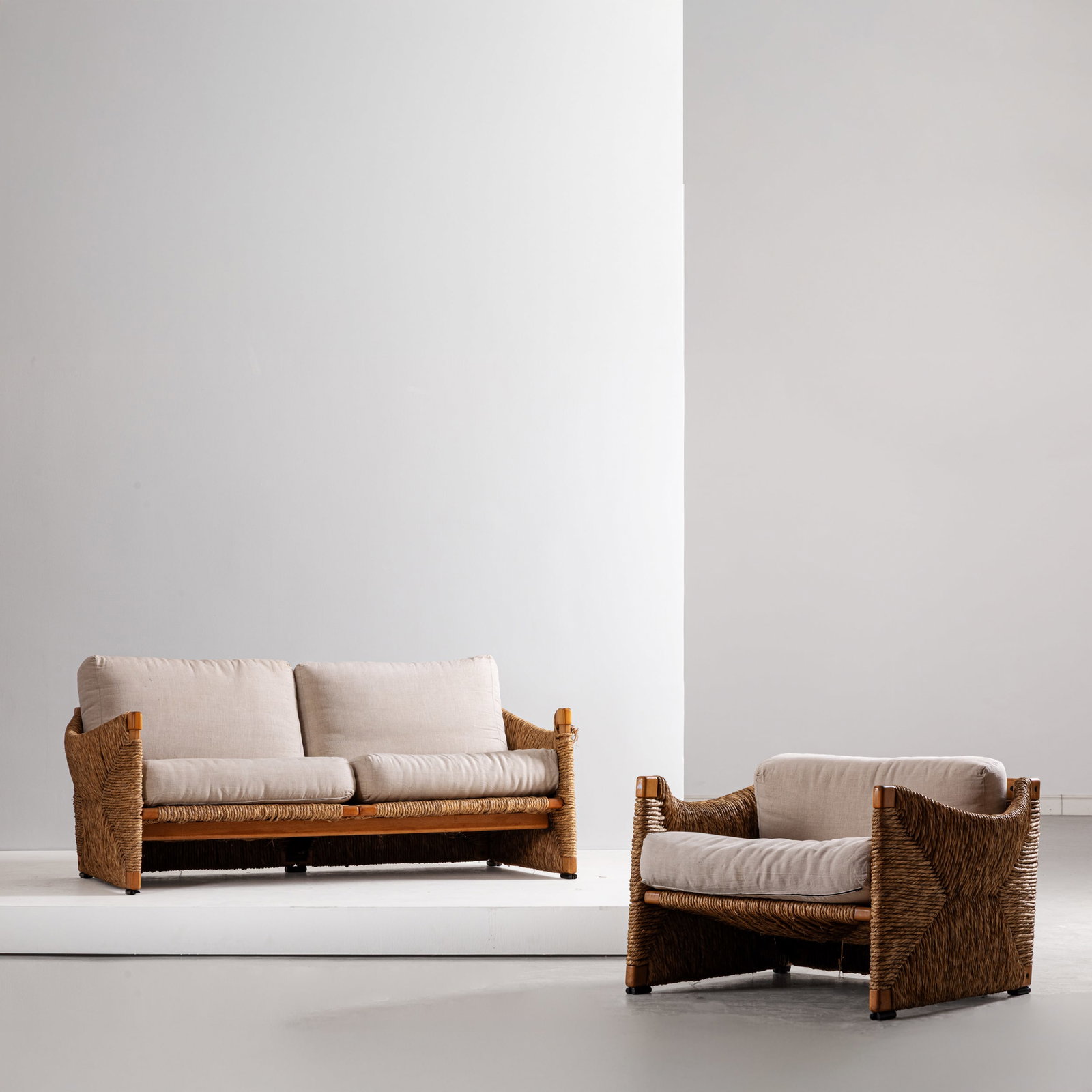 MARIO BELLINI: Divano e una poltrona mod. 410 Papiro. Legno, corda di canapa intrecciata, tessuto imbottito. Produzione Cassina 1970 ca. cm 78x178x80; cm 66x104x80 A SETTEE AND A SINGLE ARMCHAIR BY M. BELLINI G.