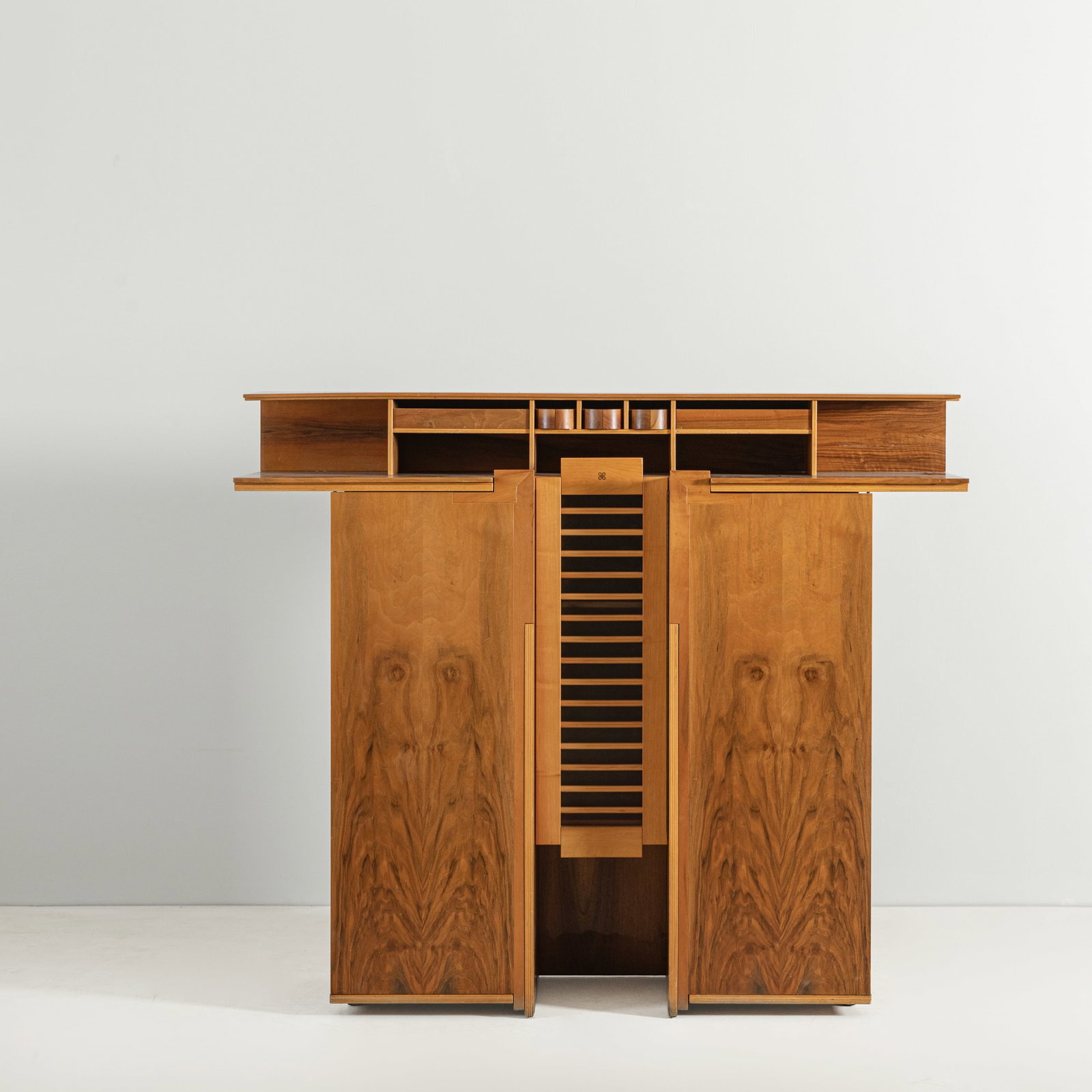 FRANCO POLI: Credenza mod. Scaligera. Legno di noce, legno esotico, compensato, cristallo sabbiato. Produzione Bernini 1979 ca. Marchio a fuoco del produttore. cm 138x162x47 Marchio della manifattura impresso sul
