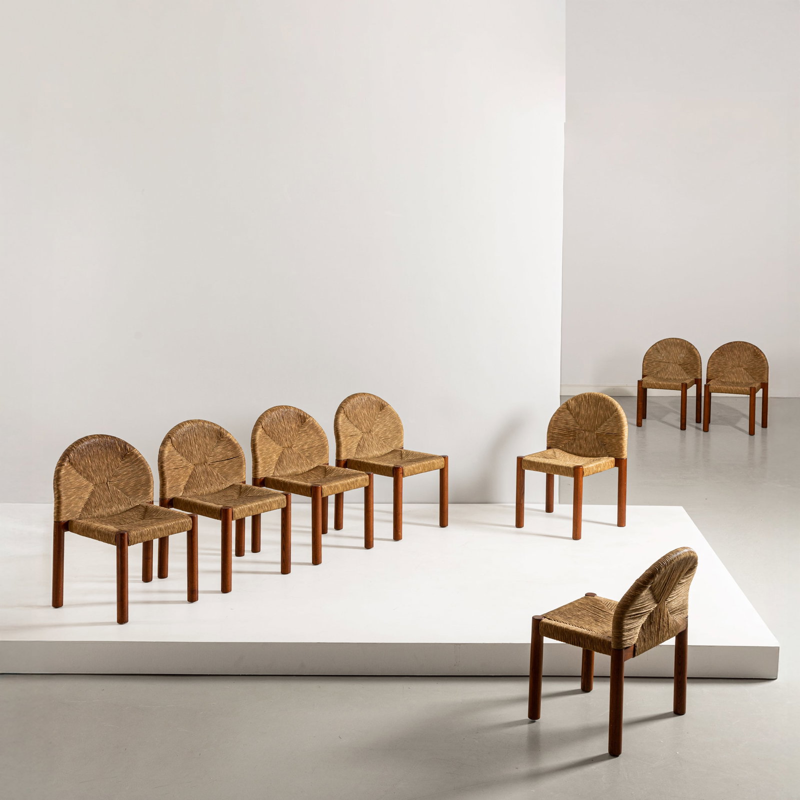 JONATHAN DE PAS, DONATO D'URBINO, PAOLO LOMAZZI: Otto sedie mod. Ciambotto. Legno tornito, paglia di fiume intrecciata. Produzione Pozzi anni '70. cm 78x54x58 EIGHT CHAIRS BY J. DE PAS, D. D'URBINO, P. LOMAZZI Buone condizioni generali. Piccole