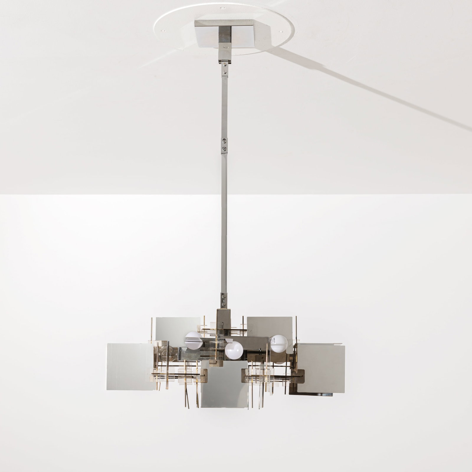 GAETANO SCIOLARI: Lampada a sospensione. Metallo cromato, metacrilato trasparente. Produzione Sciolari Roma, anni'70, etichetta della manifattura. cm 95x60x60 A CHANDELIER BY G. SCIOLARI Condizioni molto buone.