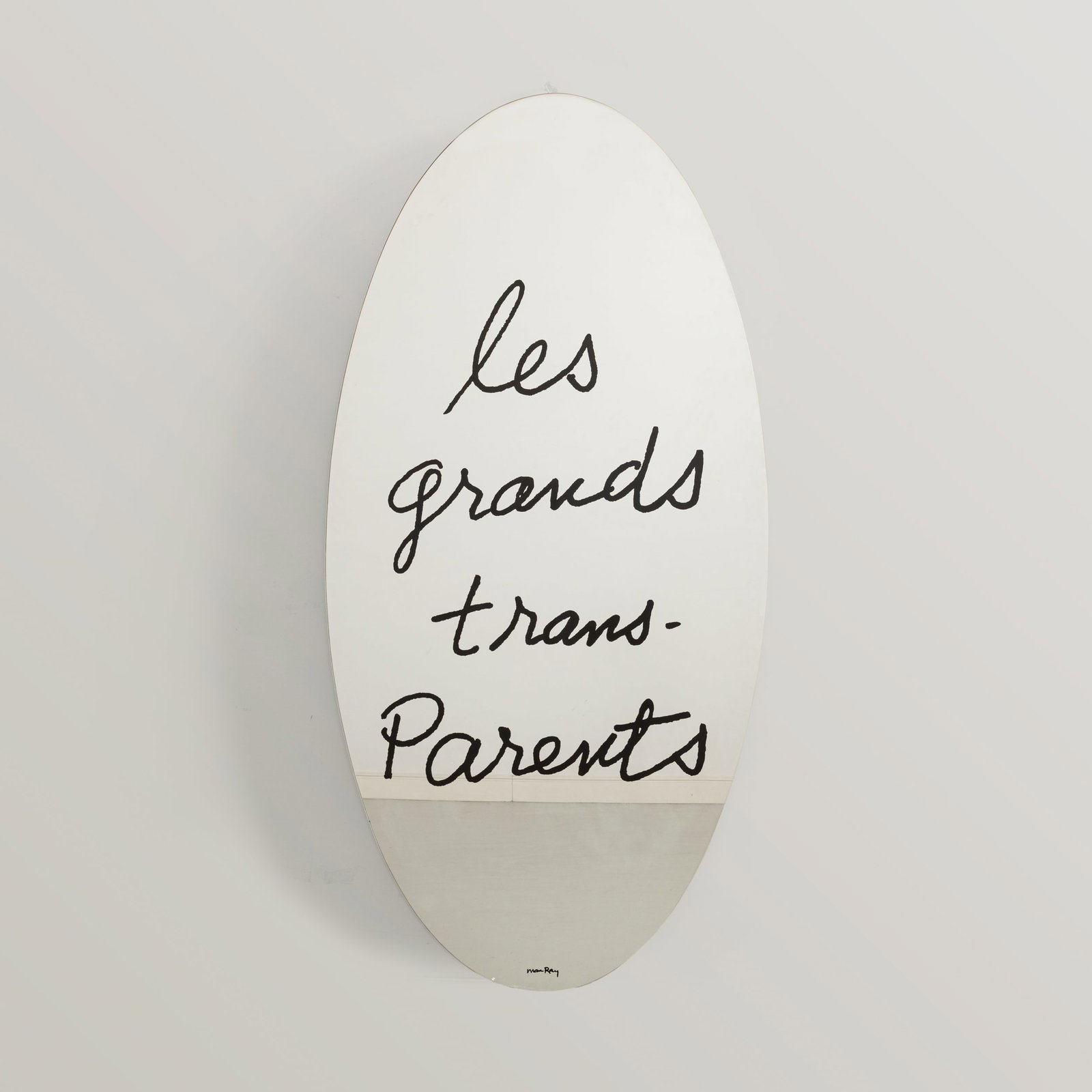 DINO GAVINA: Specchio omaggio a Man Ray mod. Les Grand transparents. Legno laccato, cristallo molato e serigrafato. Produzione Gavina, anni '70. cm 180,5x90,5x3,5 A MIRROR BY D. GAVINA AA. VV., Dino Gavina