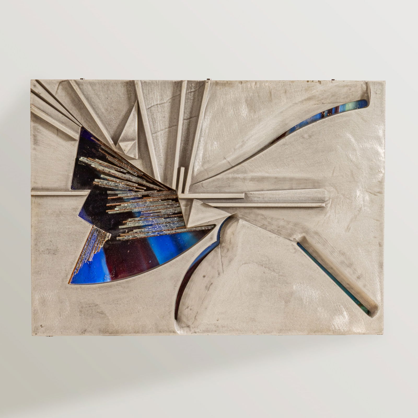 ALBANO POLI: Pannello luminoso. Metallo goffrato, alluminio pressofuso, elementi in vetro colorato e scalpellato. Produzione Poliarte, anni '70. cm 53x73x8 A WALL PANELL BY A. POLI Buone condizioni generali.