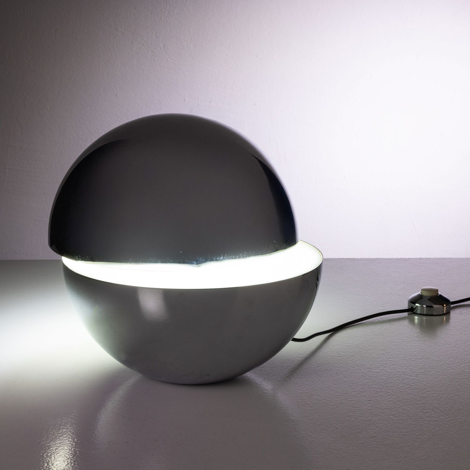 MANIFATTURA ITALIANA: Lampada da tavolo. Metallo cromato, plexiglass opalino. Italia anni '70. cm 35x38x40 AN ITALIAN TABLE LAMP Buone condizioni generali. Piccole righe, leggeri graffi, normali segni di usura. Cromatura i