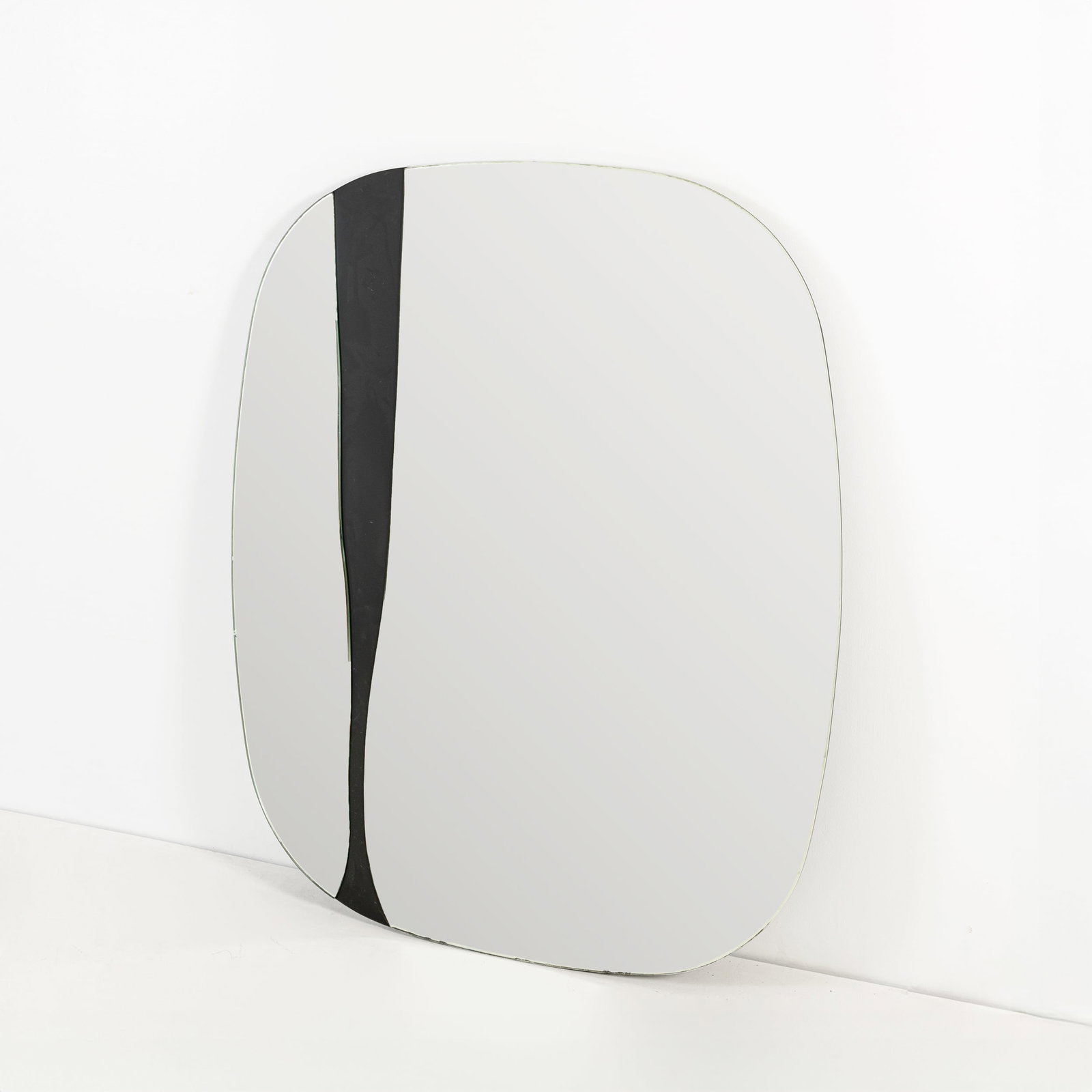 AFRA & TOBIA SCARPA (ATTRIB. A): Grande specchio da parete. Metallo, nobilitato di legno laccato, cristallo specchiato molato. Produzione Goppion anni '80 ; '90. Marchio della manifattura impresso sulle guide di fissaggio. cm