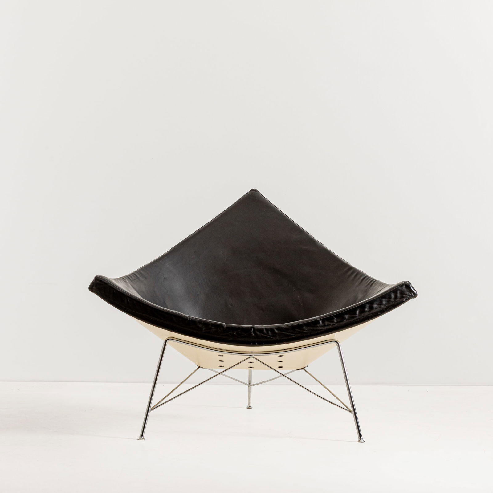 GEORGE NELSON: Poltrona mod. Coconat. Metallo cromato, fibra di vetro, vinilpelle imbottita. Produzione Vitra anni '70. Etichetta Vitra cm 82x102x83 AN ARMCHAIR BY G. NELSON George Nelson: Architect, Writer,