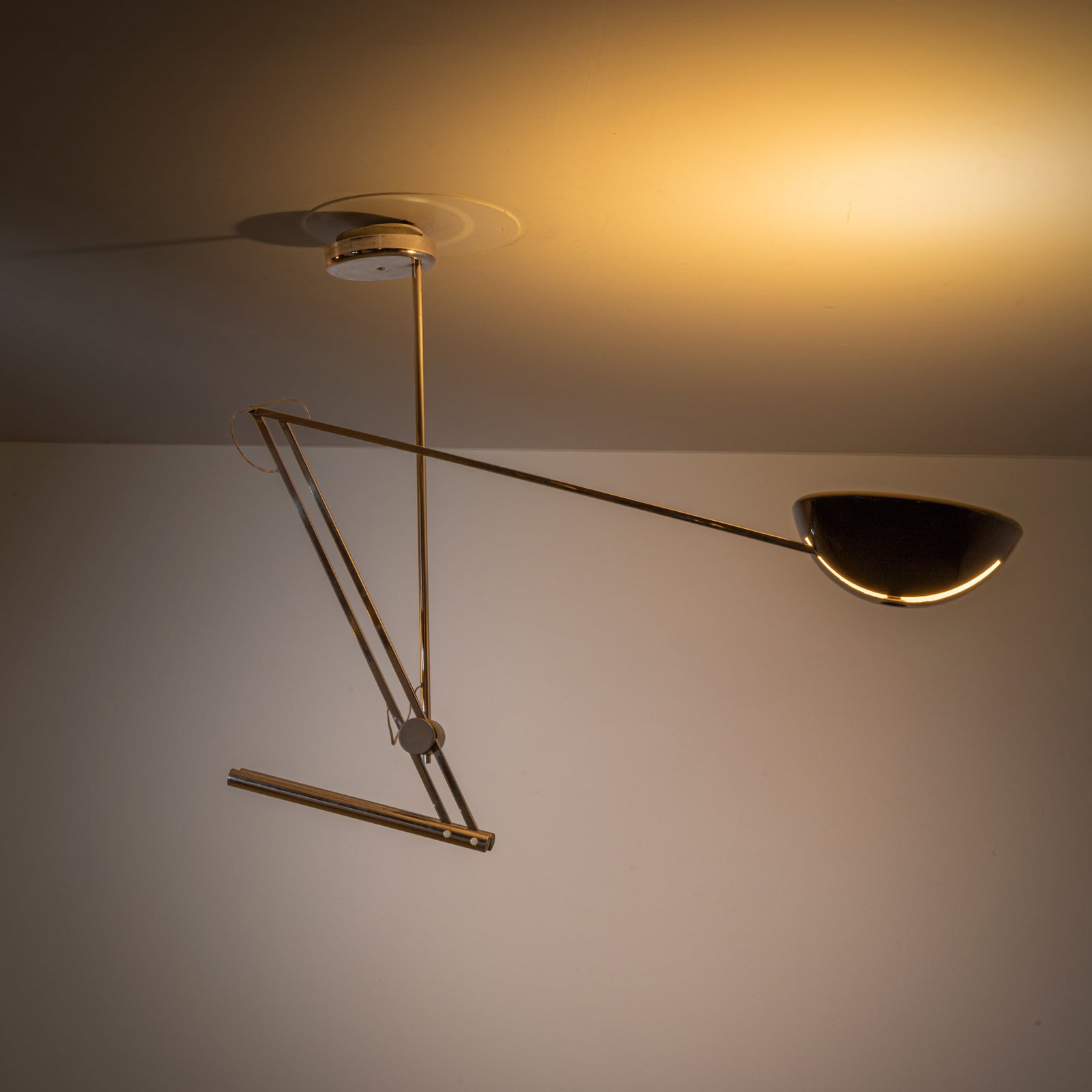 GOFFREDO REGGIANI: Lampada a sospensione ; parete. Metallo cromato, alluminio verniciato. Produzione Reggiani anni '70. Etichetta del produttore. nella configurazione attuale cm 106x125x35; massima estensione cm 195