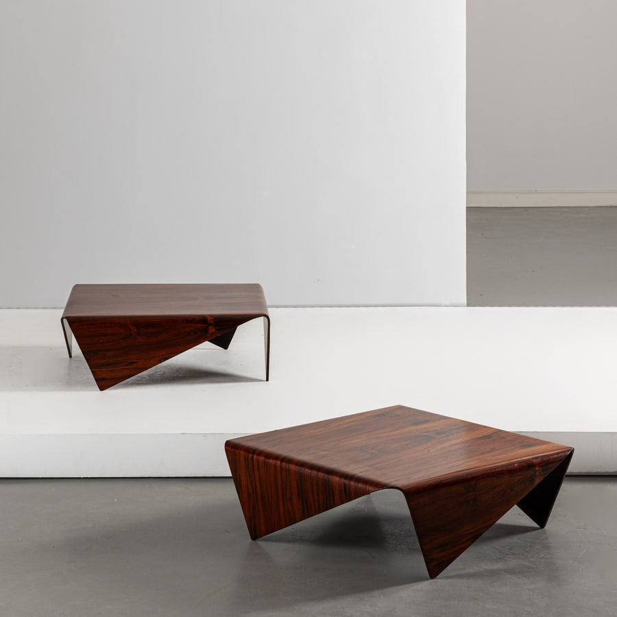 JORGE ZALSZUPIN: Coppia di tavolini mod. Andorinha. Multistrato curvato impiallacciato in legno esotico. Brasile, anni '60. Etichetta cartacea Atelier Moveis su ognuno. cm 28,5x79,5x79,5 A PAIR OF COFFEE TABLES BY J.