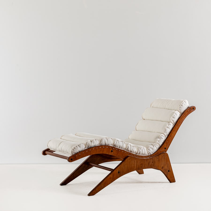 JOSE ZANINE CALDAS (ATTRIB. A): Chaise longue. Legno esotico, multistrato tinto noce, corda, tessuto imbottito. Brasile, anni '50.cm 81x56x170 ca. A CHAISE LONGUE ATTRIBUTED TO J. ZANINE CALDAS Bibliografia:Per un modello simile