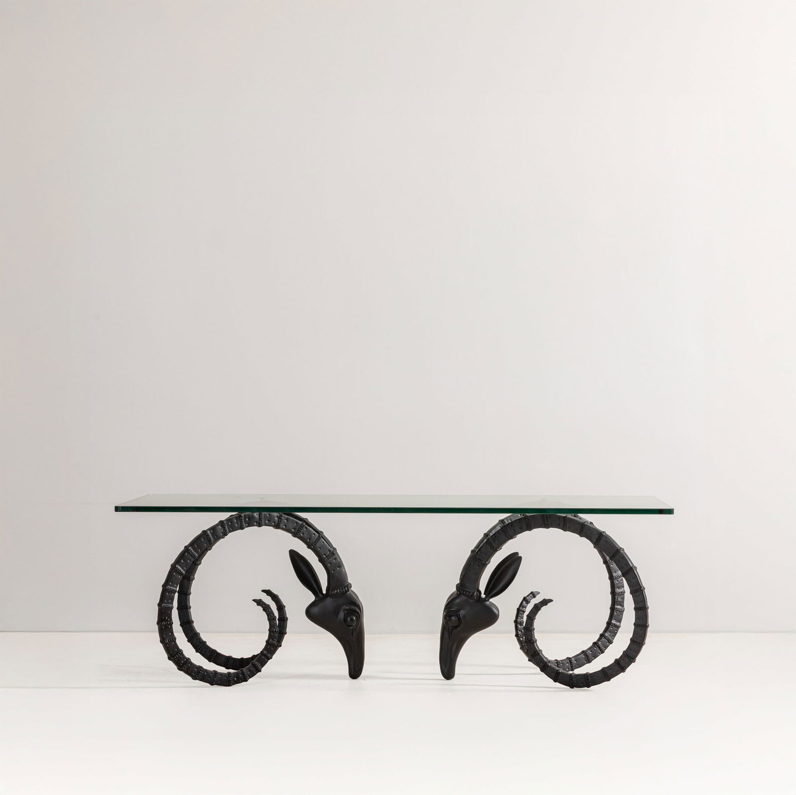 JACQUES DUVAL BRASSEUR (ATTRIB. A): Tavolo basso. Fusione in ottone patinato e verniciato, cristallo molato. Francia anni '70 ca. cm 46x140x60 A LOW TABLE ATTRIBUTED TO J. DUVAL BRASSEUR Condizioni molto buone. Piccole righe, leggeri gr