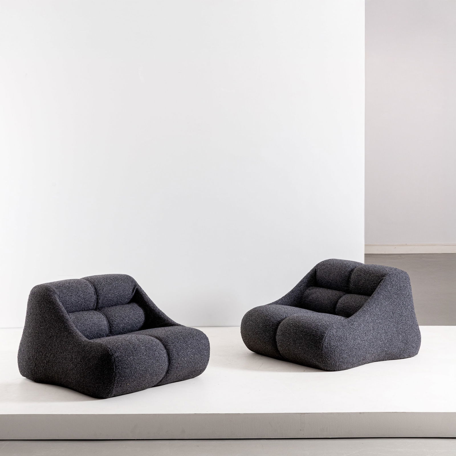 JONATHAN DE PAS, DONATO D'URBINO, PAOLO LOMAZZI: Coppia di poltrone mod. Ciuingam. Gomma schiumata, tessuto imbottito. Produzione BBB Bonacina, 1967 ca. cm 65x80x98 A PAIR OF ARMCHAIRS BY J. DE PAS, D. D'URBINO, P. LOMAZZI G. Gramigna, Repertorio de