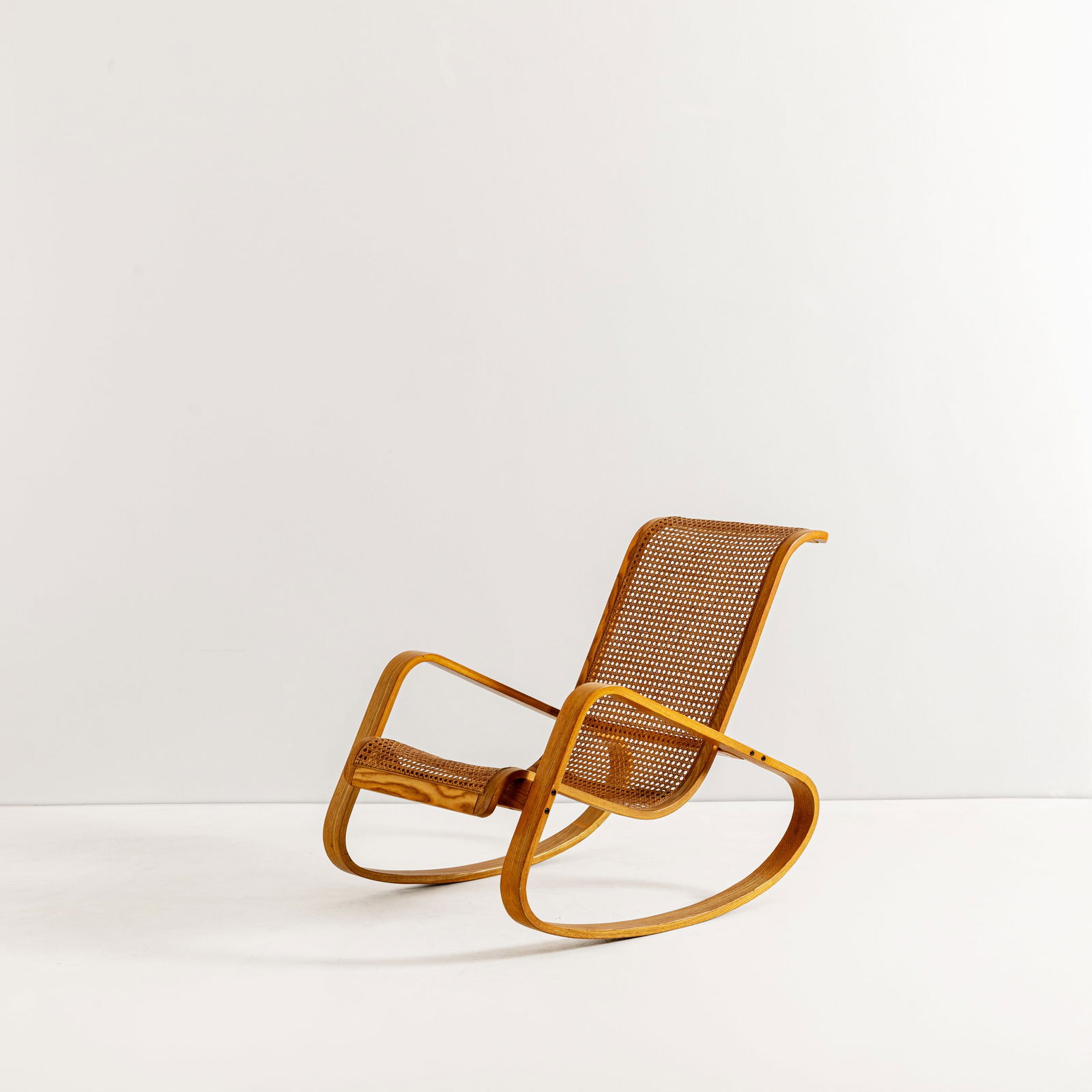 LUIGI CRASSEVIG: Dondolo. Legno di faggio curvato, paglia di Vienna. Produzione Porino Torino, anni '50. cm 80x68,5x107 A ROCKINGCHAIR BY L.CRASSEVIG Buone condizioni generali. Piccole righe, leggeri graffi e segni d'