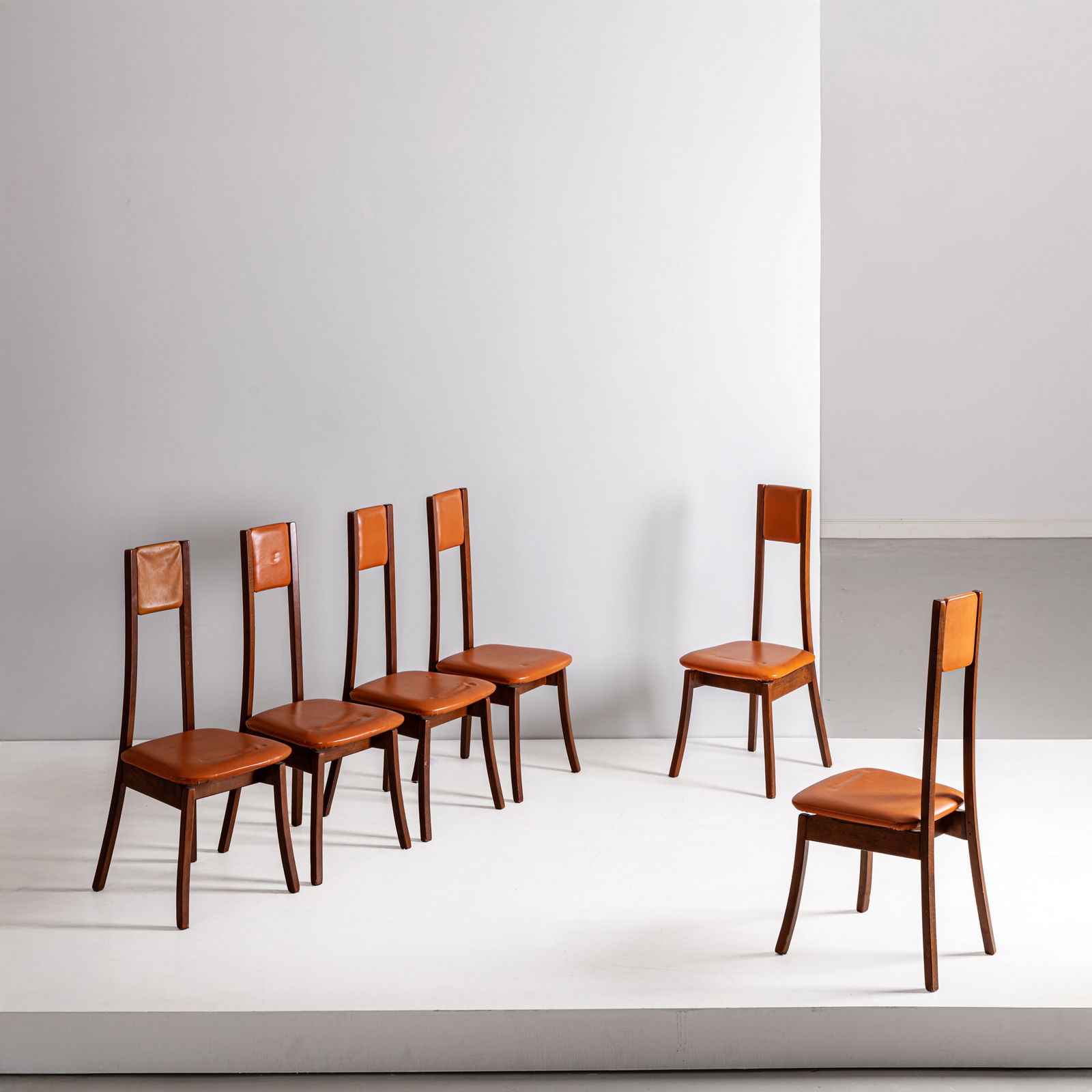 ANGELO MANGIAROTTI: Sei sedie della serie Programma S11. Legno e vinilpelle imbottita. Produzione La Sorgente dei Mobili anni '70. cm 98x42x46 SIX CHAIRS BY A. MANGIAROTTI G. Gramigna, Repertorio del design italiano 1950