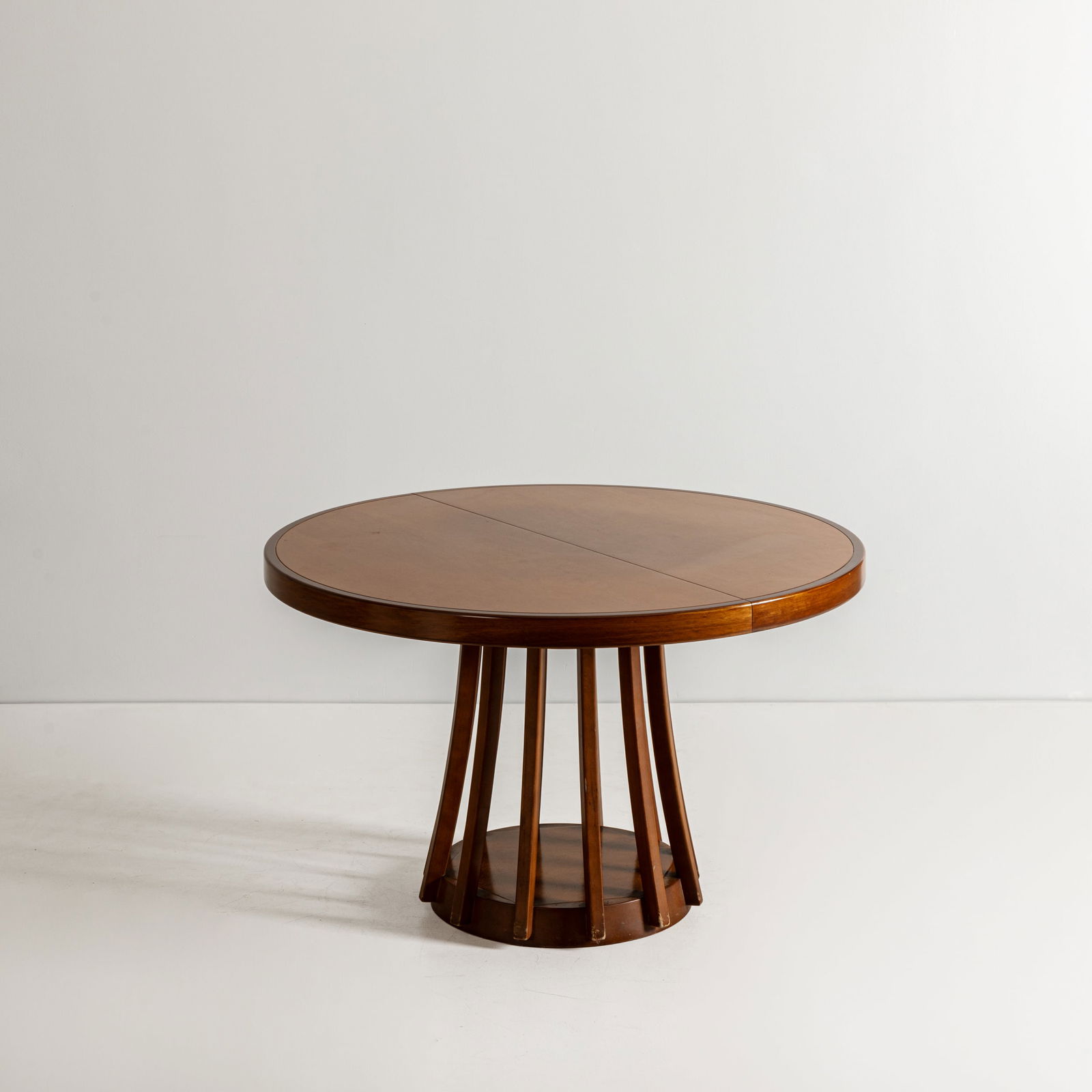 ANGELO MANGIAROTTI: Tavolo estensibile. Legno di noce. Produzione Sorgente dei mobili 1972. chiuso: cm 75x120 aperto: cm 75x160x120 A TABLE BY A. MANGIAROTTI Casa Amica n.7, luglio 1972, p. 82. Buone condizioni generali.