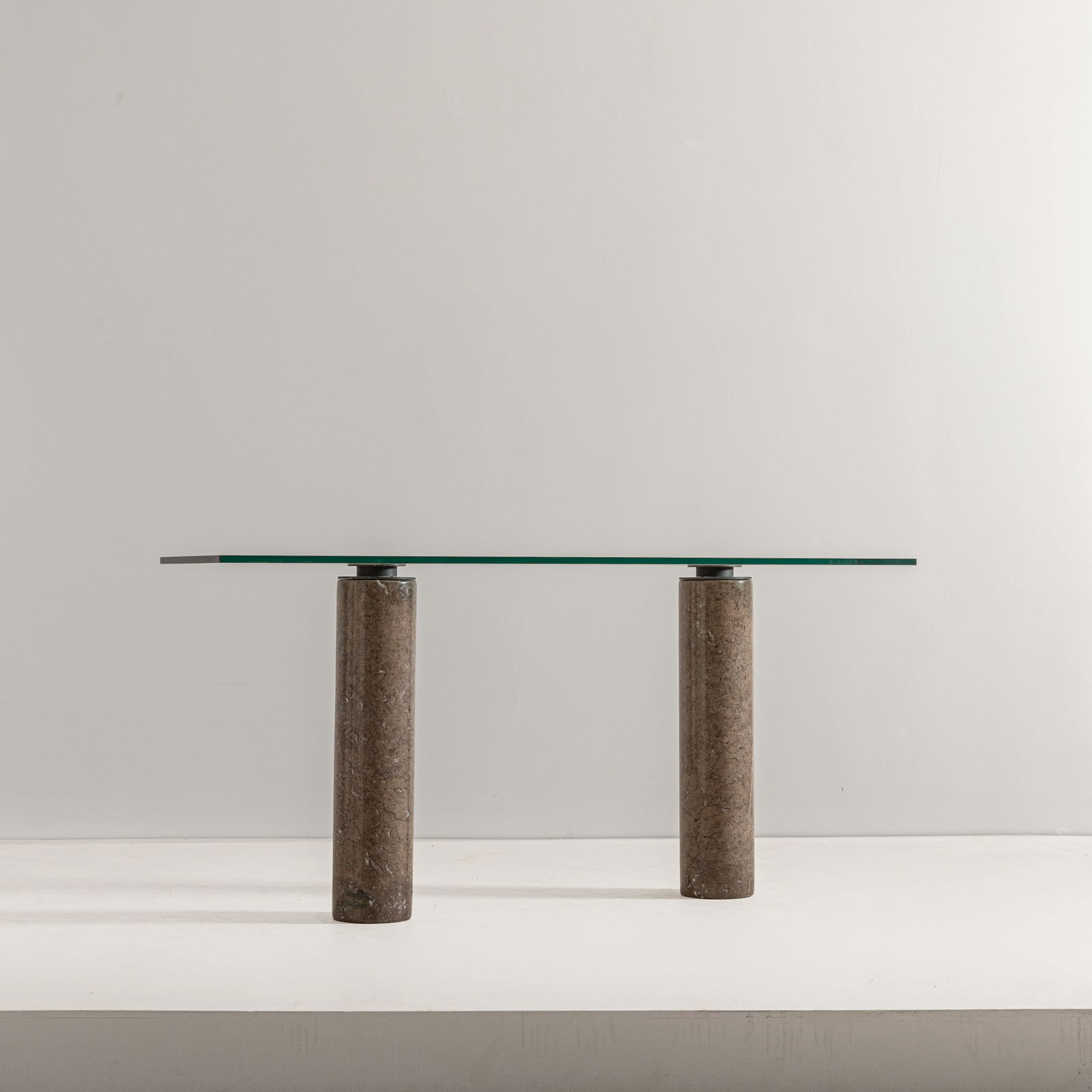 ANGELO MANGIAROTTI: Consolle, mod. M4. Marmo tornito, metallo verniciato, cristallo molato. Produzione Skipper 1985 c.a. cm 74x160x40 A CONSOLLE BY A. MANGIAROTTI Buone condizioni generali. Piccole righe, leggeri graffi,