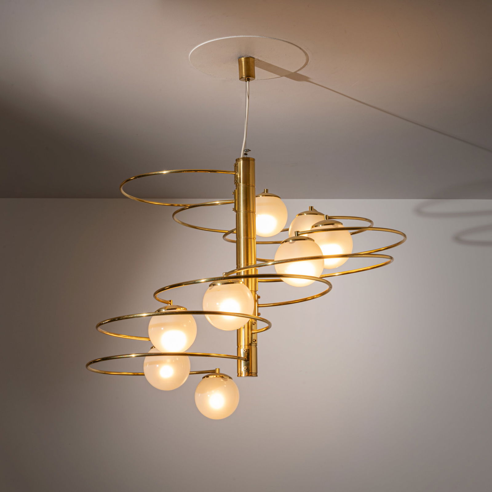 PIA GUIDETTI CRIPPA: Lampada a sospensione mod. 1050. Vetro sabbiato, ottone, metallo dorato. cm 110x95x95 A CEILING LAMP BY P. GUIDETTI CRIPPA Catalogo di produzione Lumi. Ottime condizioni generali. Piccole righe, legge