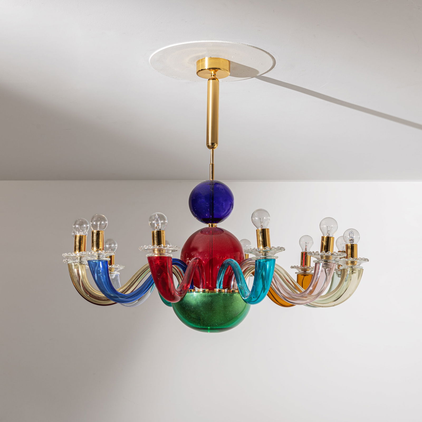 GIO PONTI: Lampada a sospensione mod. Arlecchino. Ottone, metallo dorato, vetro colorato lavorato a caldo. Produzione Venini Murano. Firma 'Gio Ponti per Venini' incisa. cm 80x90x90 ca A CEILIGN LAMP BY G.