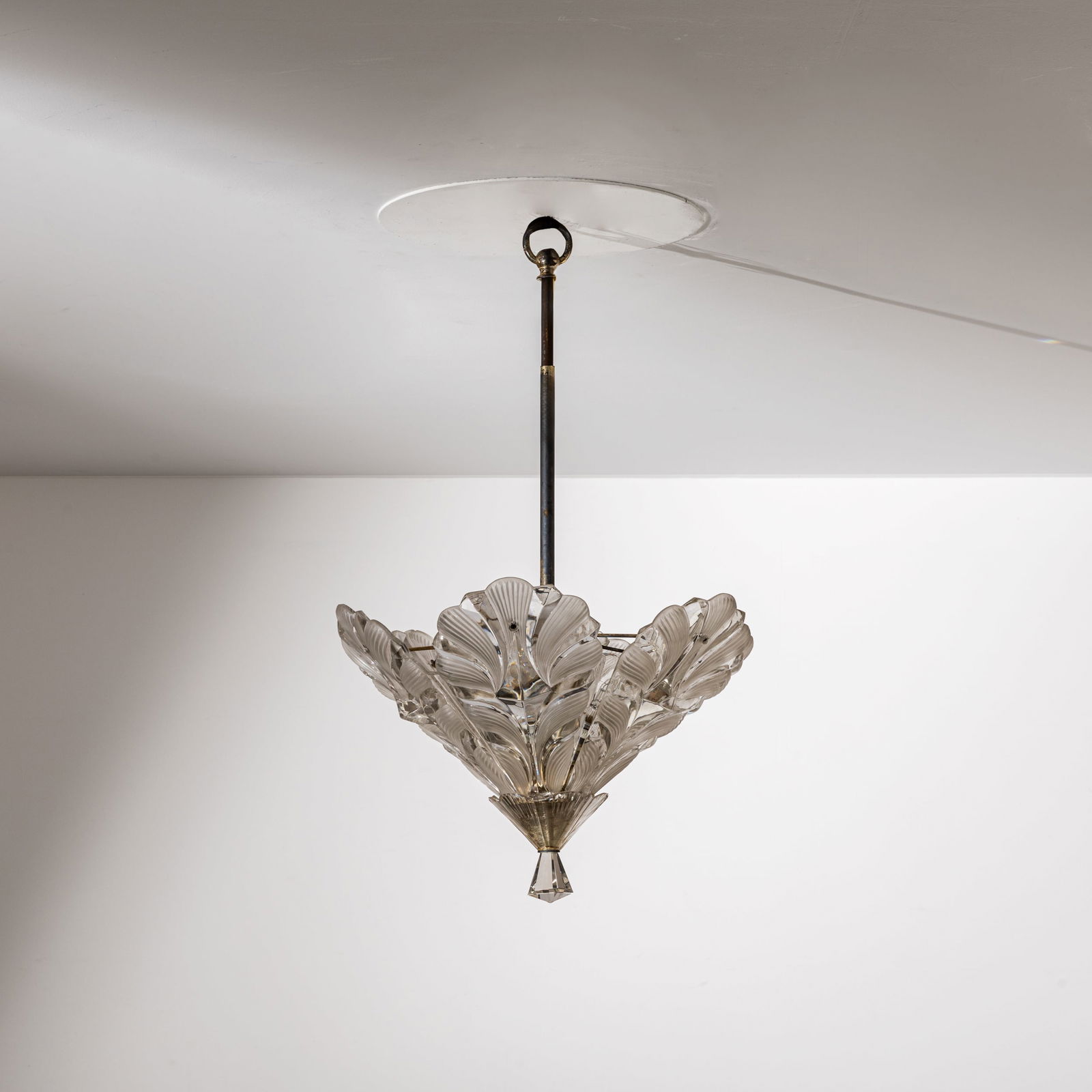 SEGUSO (ATTRIB. A): Lampadario. Metallo argentato, metallo nichelato, vetro trasparente lavorato a caldo con parti acidate e parti molate. Italia anni '50. cm 77x46 ca A CEILING LAMP ATTRIBUTED TO SEGUSO Buone condizioni