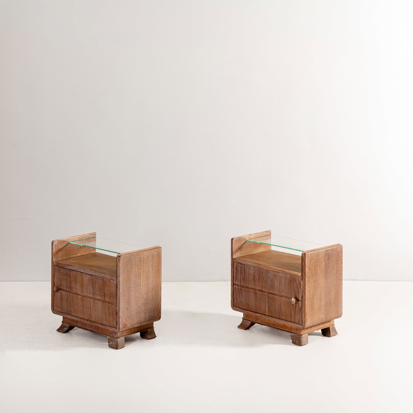 GUGLIELMO ULRICH (ATTRIB. A): Coppia di comodini. Legno di rovere cereusè, cristallo molato. Italia anni '30. cm 51x57x31 A PAIR OF BEDSIDE TABLES ATTRIBUTED TO G. ULRICH Buone condizioni generali. Piccoli graffi e