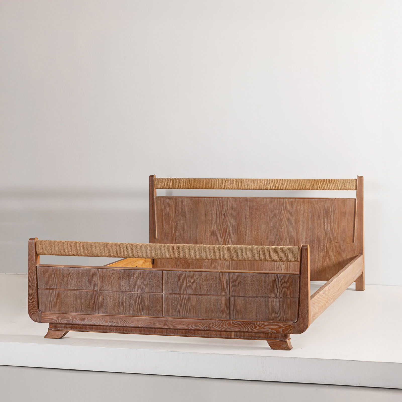 GUGLIELMO ULRICH (ATTRIB. A): Letto. Legno di rovere cereusé, corda di canapa intrecciata. Italia anni '30. cm 95x189x211; misure interne cm 180x200 A QUEEN SIZE BED ATTRIBUTED TO G. ULRICH Buone condizioni. Piccole