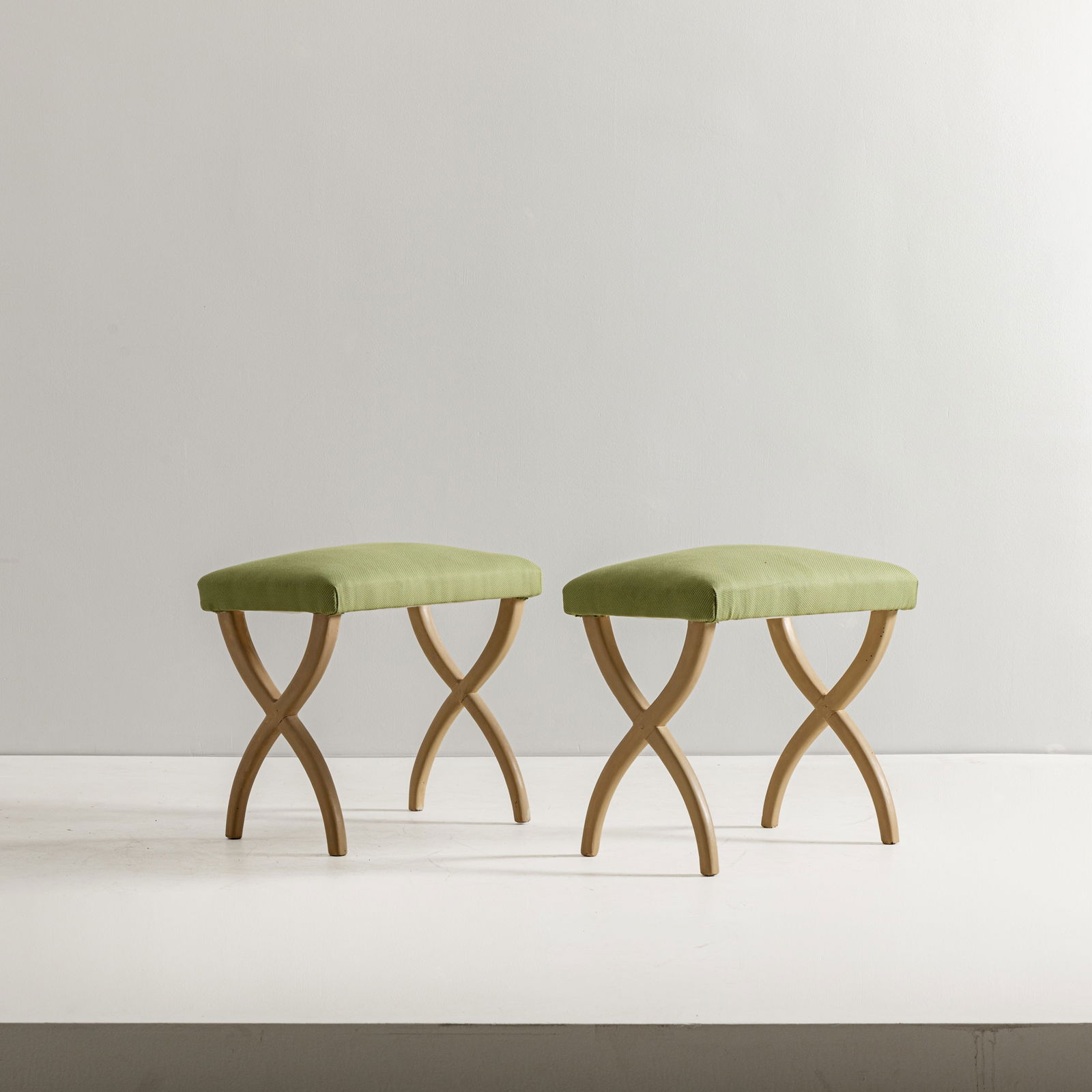 EMILIO LANCIA (ATTRIB. A): Coppia di panchetti. Legno verniciato, tessuto imbottito. Italia, anni '40. cm 44x50x34 ca. A PAIR OF STOOLS ATTRIBUTED TO E. LANCIA Buone condizioni generali. Piccole righe, leggeri graffi,