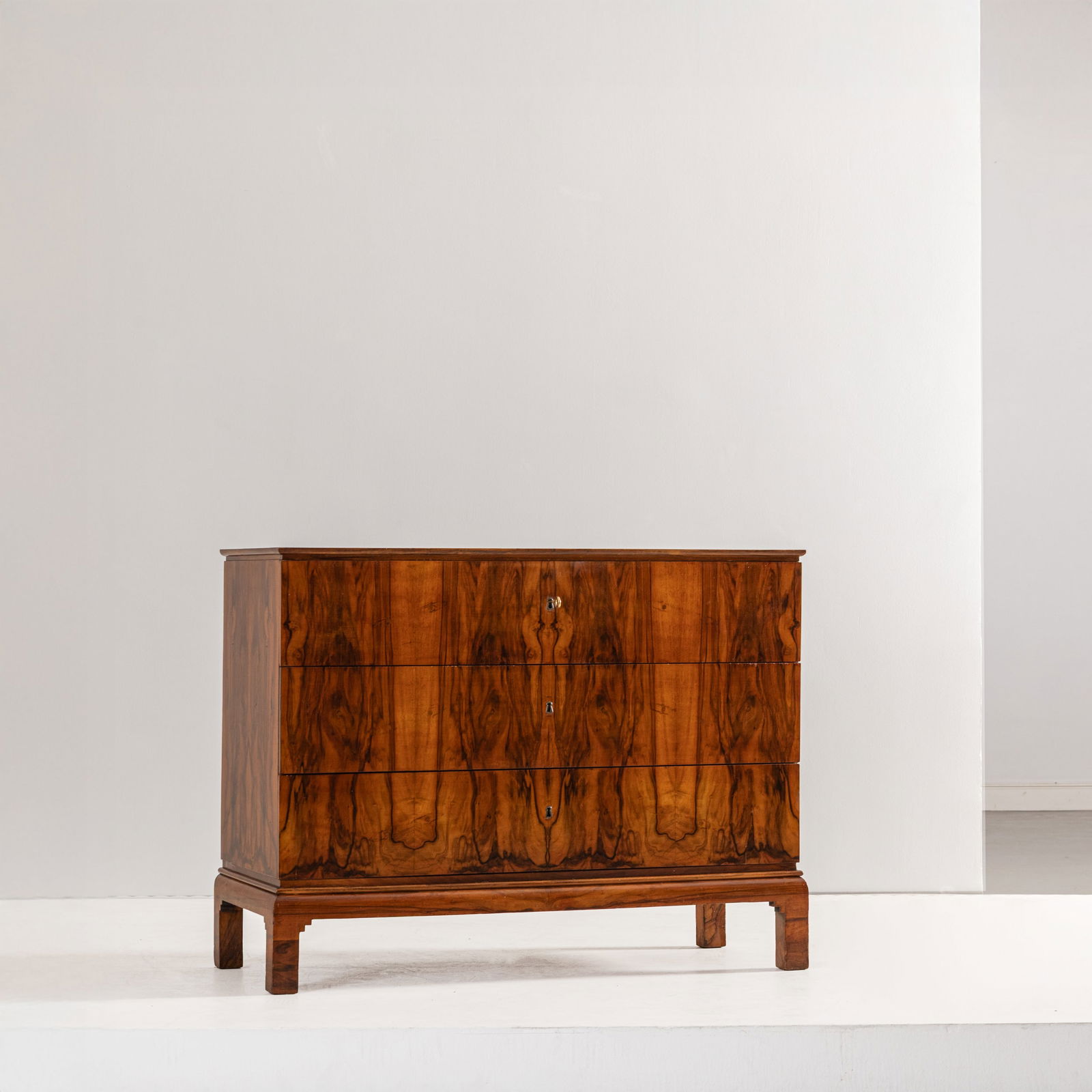DOMUS NOVA (ATTRIB. A): Cassettiera. Legno impiallacciato in piuma di noce a macchia aperta. Italia anni '30. cm 117x50x90 A CHEST OF DRAWERS ATTRIBUTED TO DOMUS NOVA Buone condizioni generali. Graffi e mancanze in alcuni pu