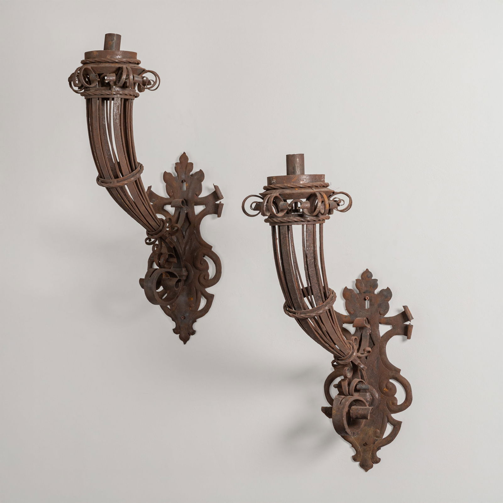 MANIFATTURA ITALIANA: Coppia di lampade da muro. Ferro battuto. Italia anni '30. cm 75x25x47 A PAIR OF ITALIAN WALL LAMPS Buone condizioni generali. Piccole righe, leggeri graffi, normali segni dovuti all'uso