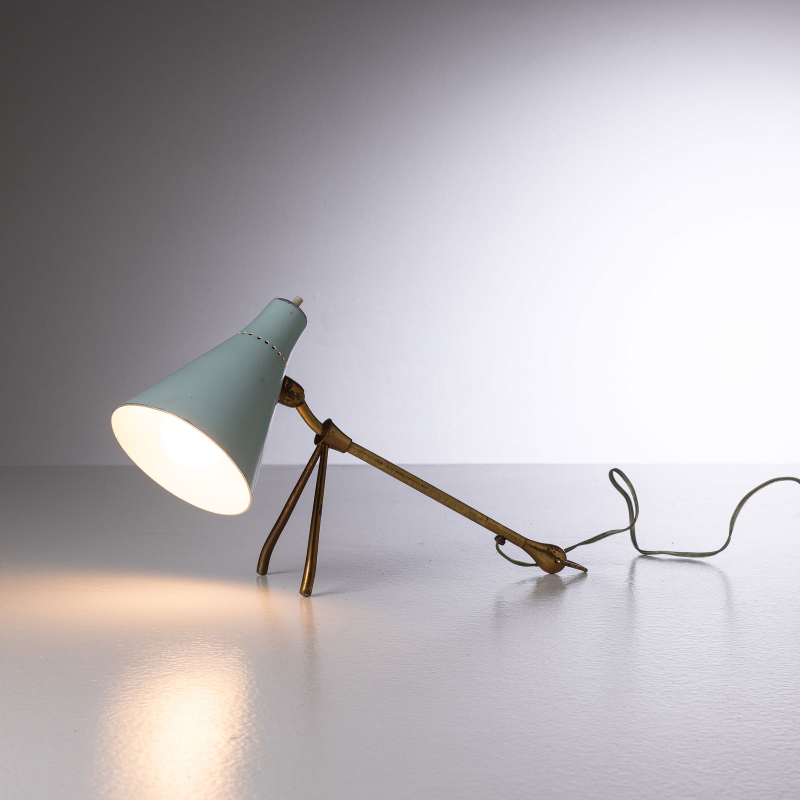 MANIFATTURA ITALIANA: Lampada da tavolo o da parete. Ottone, alluminio verniciato. Italia anni '50. configurazione da tavolo cm 20x10x34 ca. AN ITALIAN TABLE ; WALL LAMP Buone condizioni generali. Piccole righe, leggeri gr