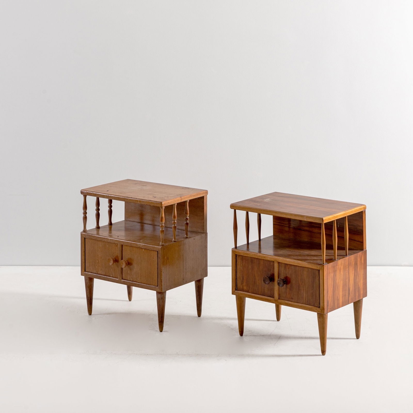 MARIO CEREGHINI: Coppia di comodini. Legno di noce, legno di noce tornito. Italia anni '40. cm 64x54x38 A PAIR OF BEDSIDE TABLES BY M. CEREGHINI Buone condizioni generali. Piccole righe, leggeri graffi, normali