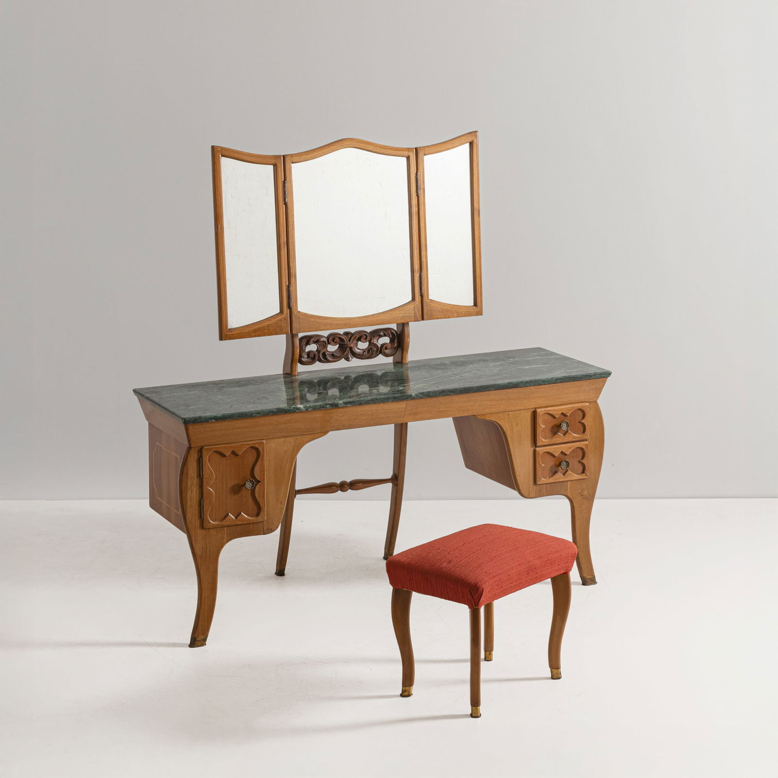 MARIO CEREGHINI: Toiellette. Ottone, legno di noce, legno scoplito, cristallo specchiato, marmo verde Alpi. Italia anni '40. cm 152x152x65 sgabello cm 40x45x33 A VANITY BY M. CEREGHINI Buone condizioni generali.