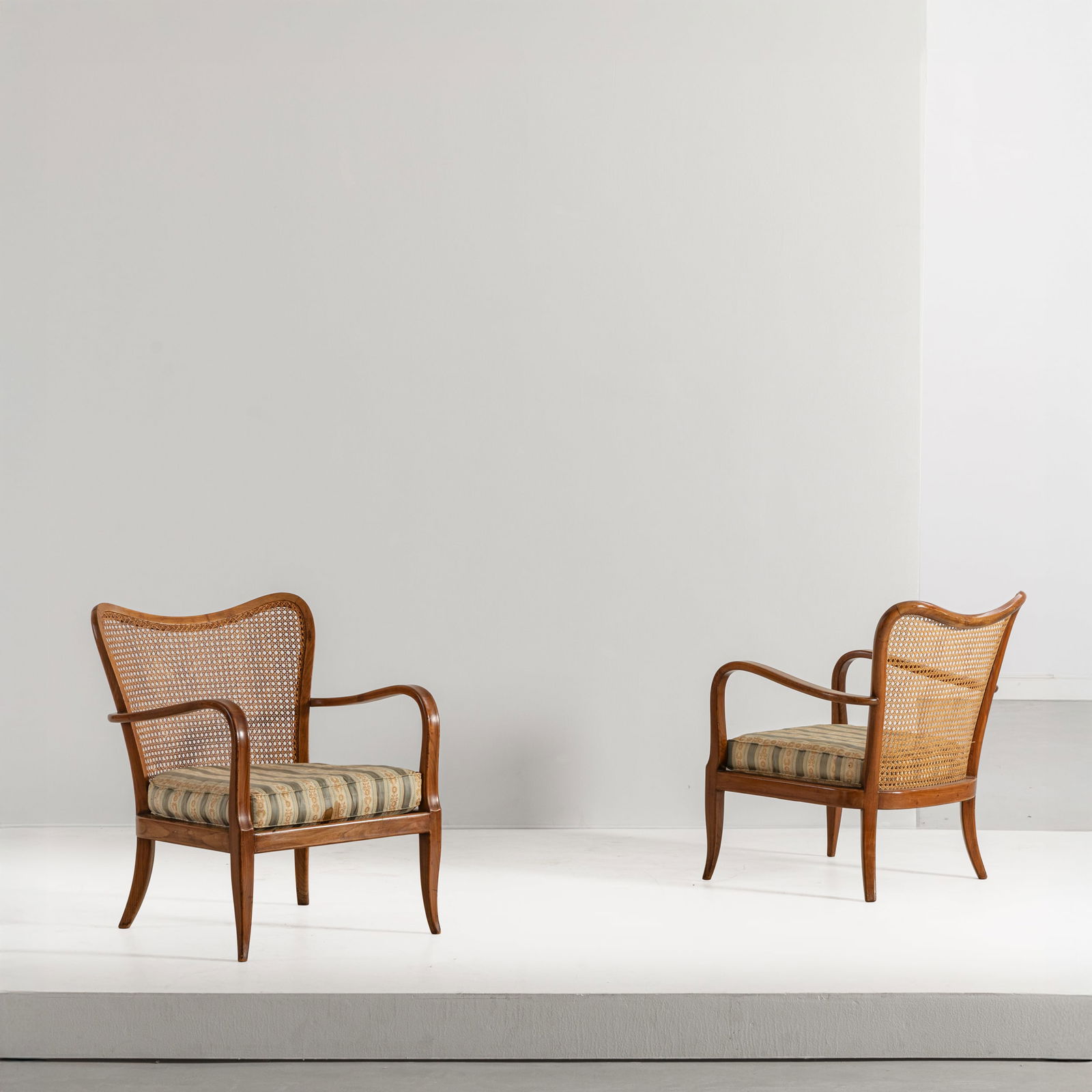 MARIO CEREGHINI: Coppia di poltrone. Legno, paglia di Vienna. Italia anni '40. cm 80x67x60 A PAIR OF ARMCHAIRS BY M. CEREGHINI Buone condizioni generali. Piccole righe, leggeri graffi, normali segni dovuti all'uso quo