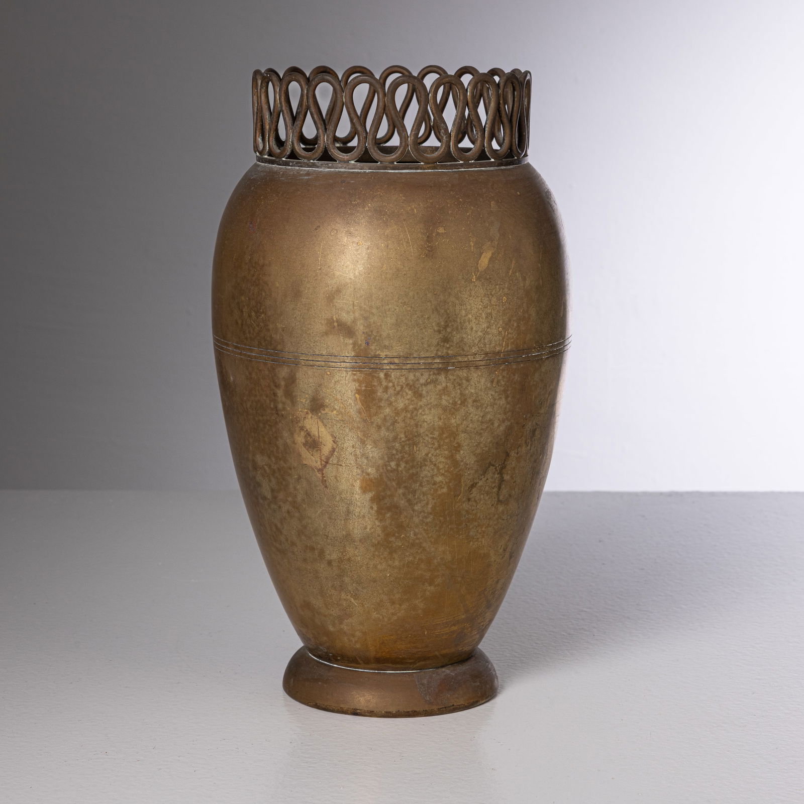 GIO PONTI (ATTRIB. A): Vaso. Ottone tornito, ottone lavorato. Italia anni '30 cm 31x18x18 A VASE ATTRIBUTED TO G. PONTI Buone condizioni generali. Righe, graffi, normali segni di usura. Ottone in patina. Ossidazione