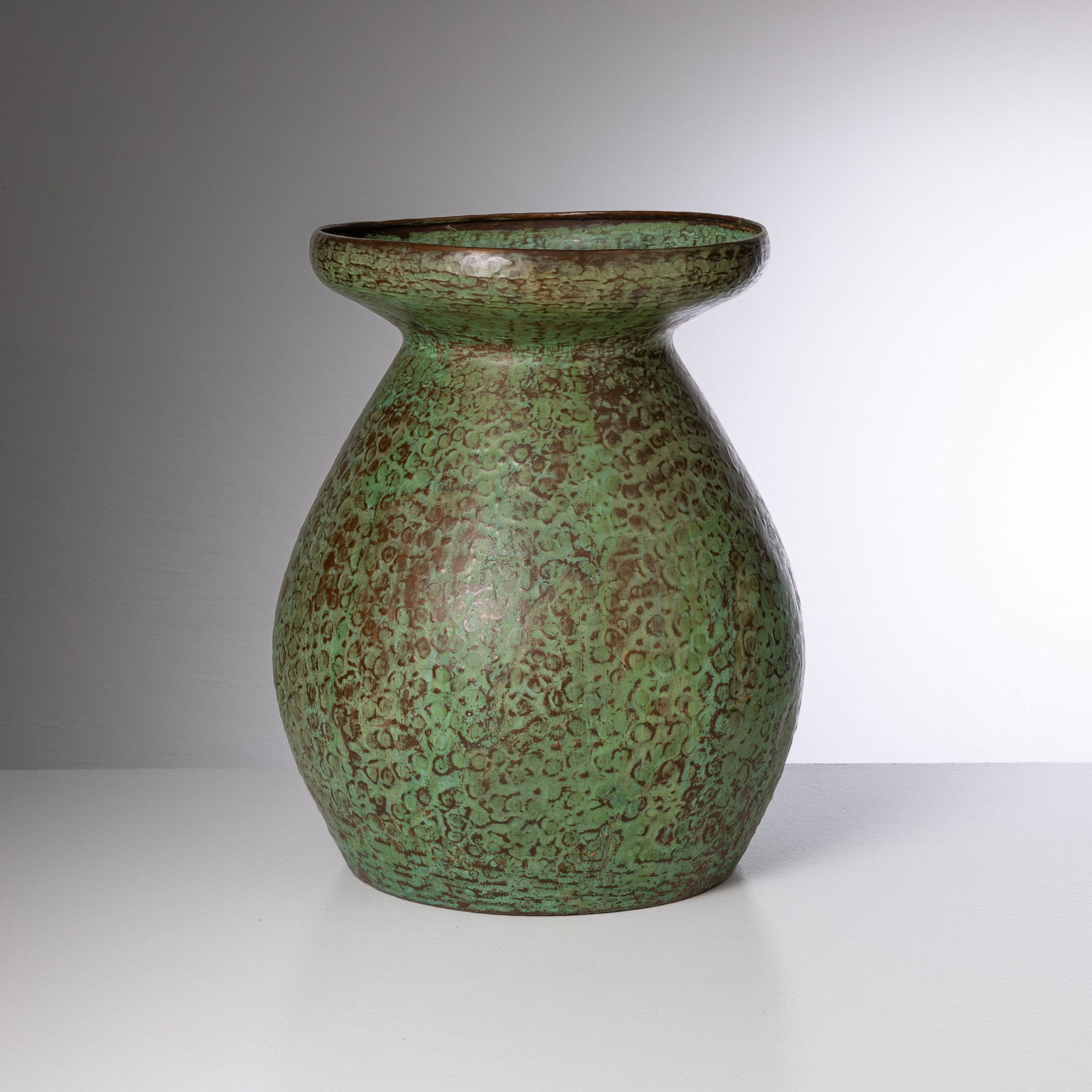 MANIFATTURA ITALIANA: Grande vaso. Rame sbalzato e patinato. Italia anni '50. cm 45x40x40 ca AN ITALIAN LARGE VASE Buone condizioni. Righe, segni di usura, tracce di ossidazione. Piccole mancanze alla vernice.