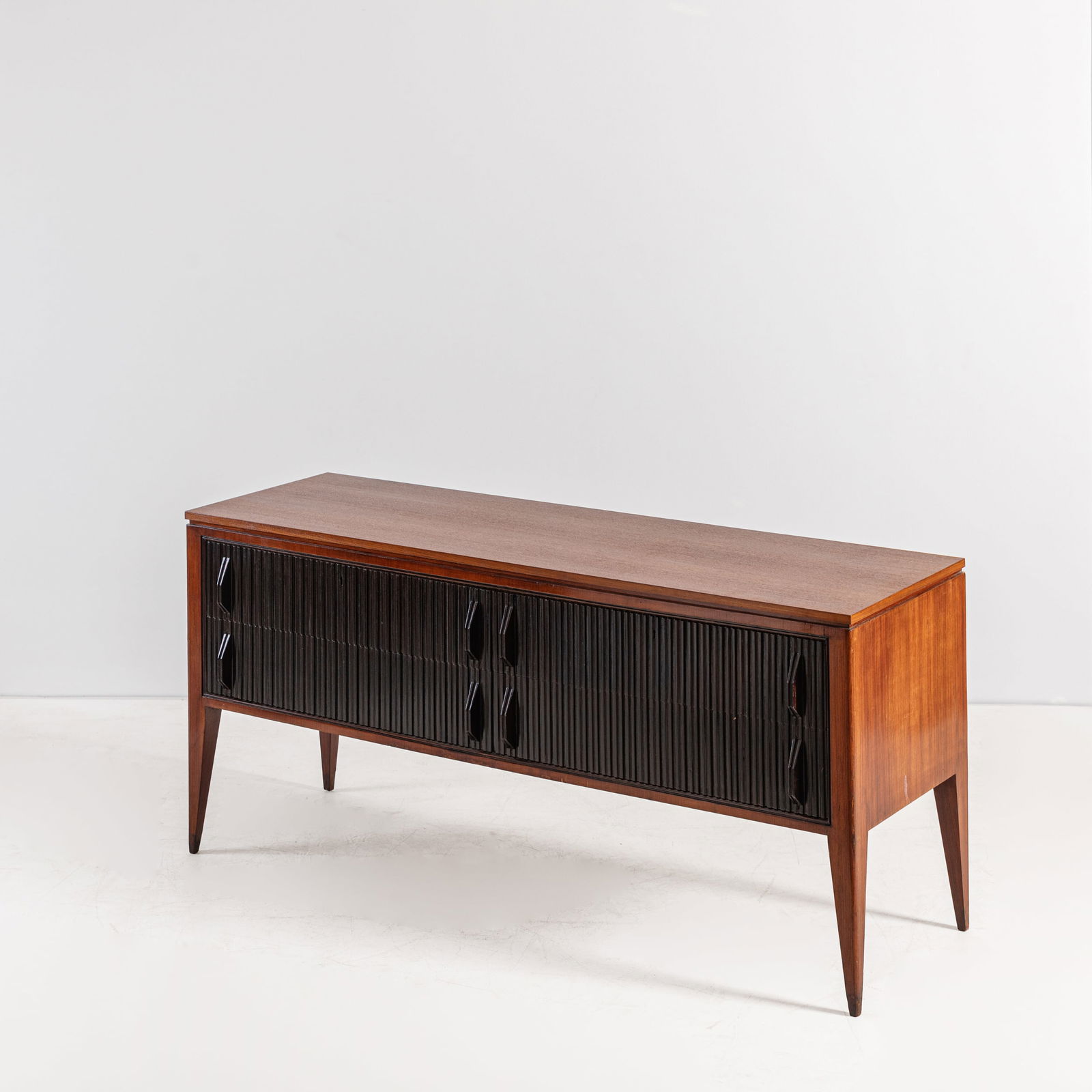 BRUGNOLI (ATTRIB. A): Credenza. Legno di noce, legno di mogano massello tinto. Italia fine anni '50. cm 78x170x53 A SIDEBOARD ATTRIBUTED TO BRUGNOLI Condizioni molto buone. Recentemente rilucidata. Permangono tracce di vec